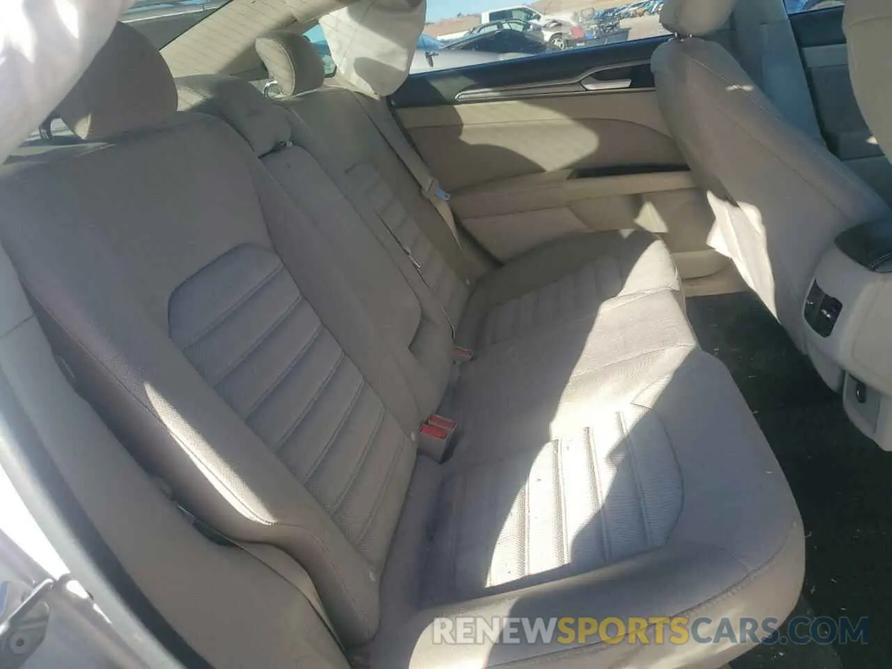 10 Photograph of a damaged car 3FA6P0LU5KR205570 FORD FUSION 2019