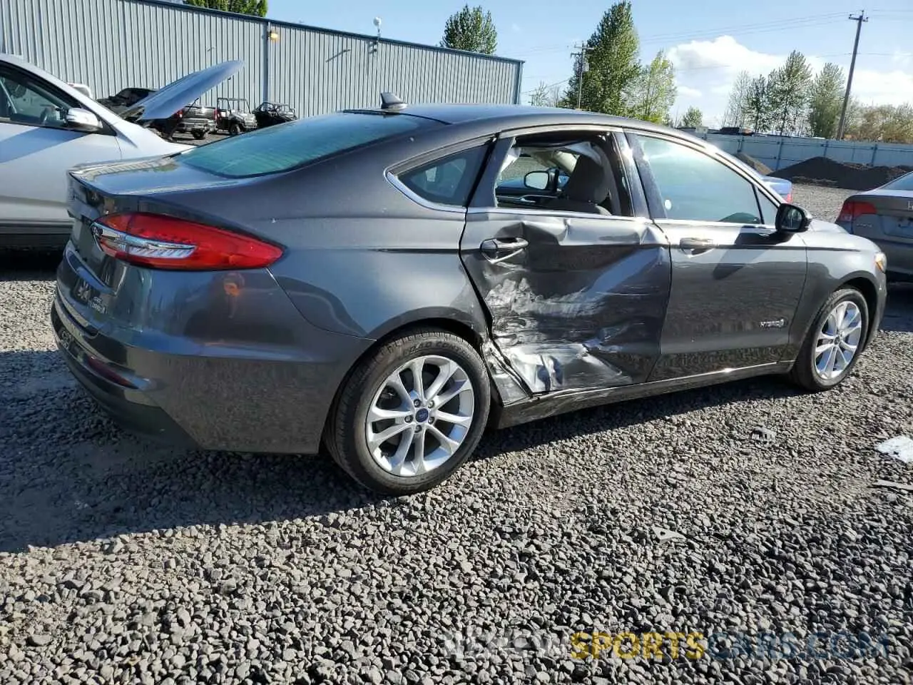 3 Фотография поврежденного автомобиля 3FA6P0LU5KR221882 FORD FUSION 2019