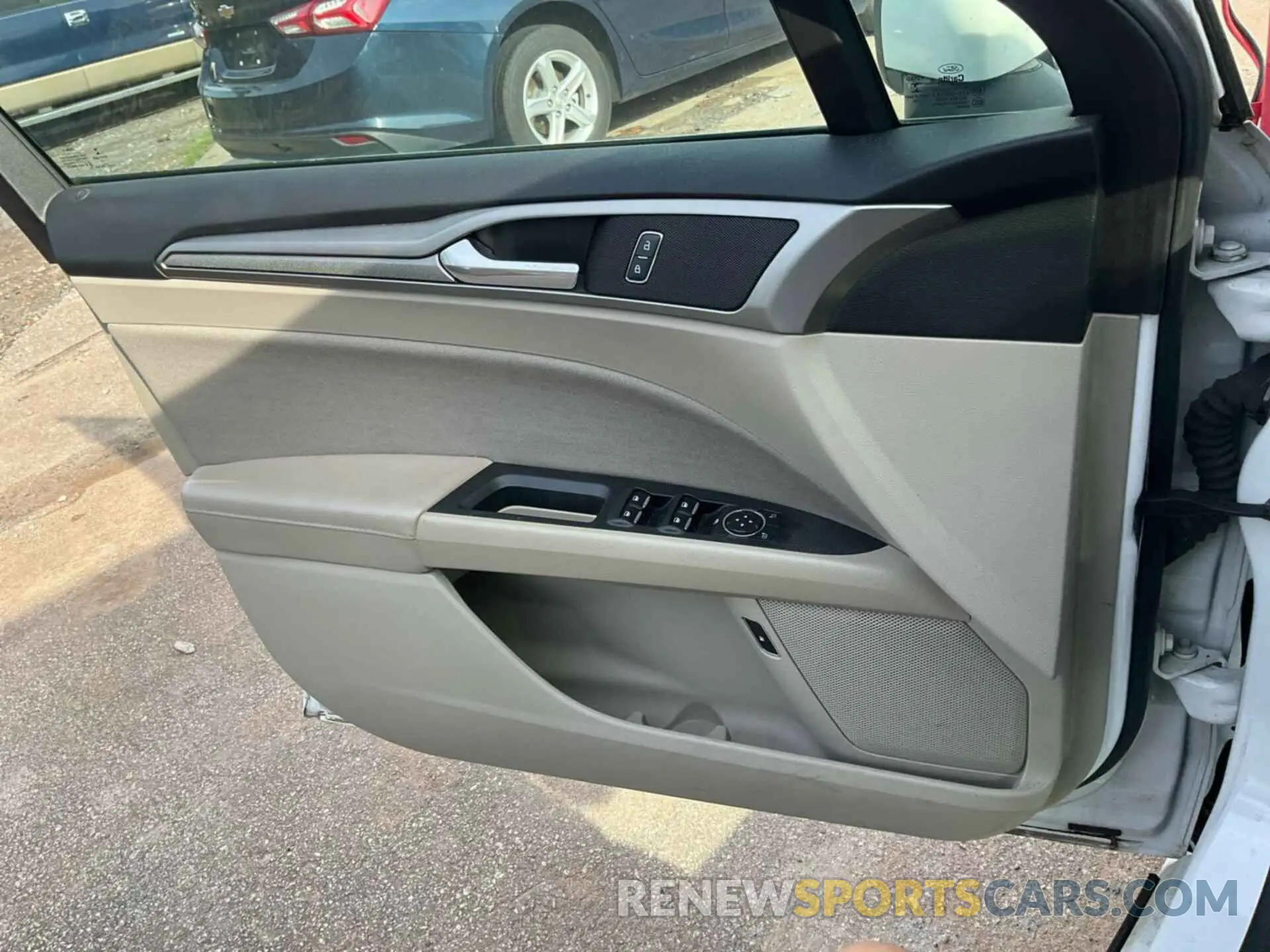 31 Photograph of a damaged car 3FA6P0LU5KR255630 FORD FUSION 2019