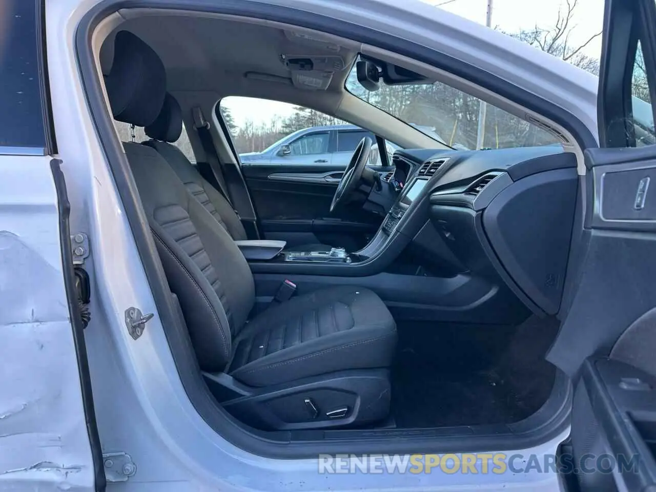 5 Фотография поврежденного автомобиля 3FA6P0LU6KR120866 FORD FUSION 2019