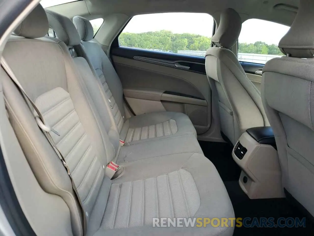 10 Photograph of a damaged car 3FA6P0LU6KR226069 FORD FUSION 2019