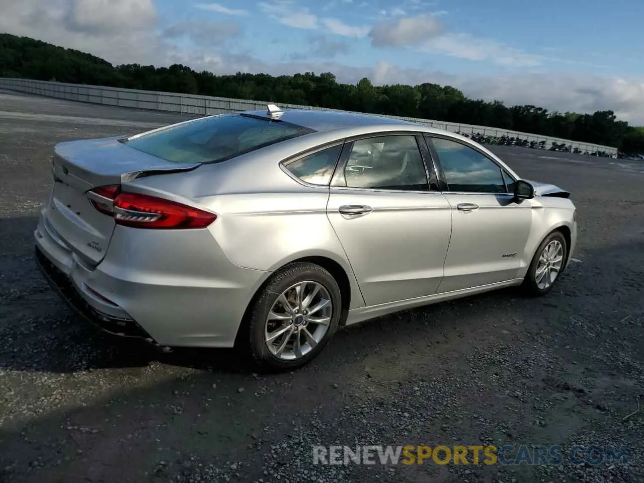 3 Photograph of a damaged car 3FA6P0LU6KR226069 FORD FUSION 2019
