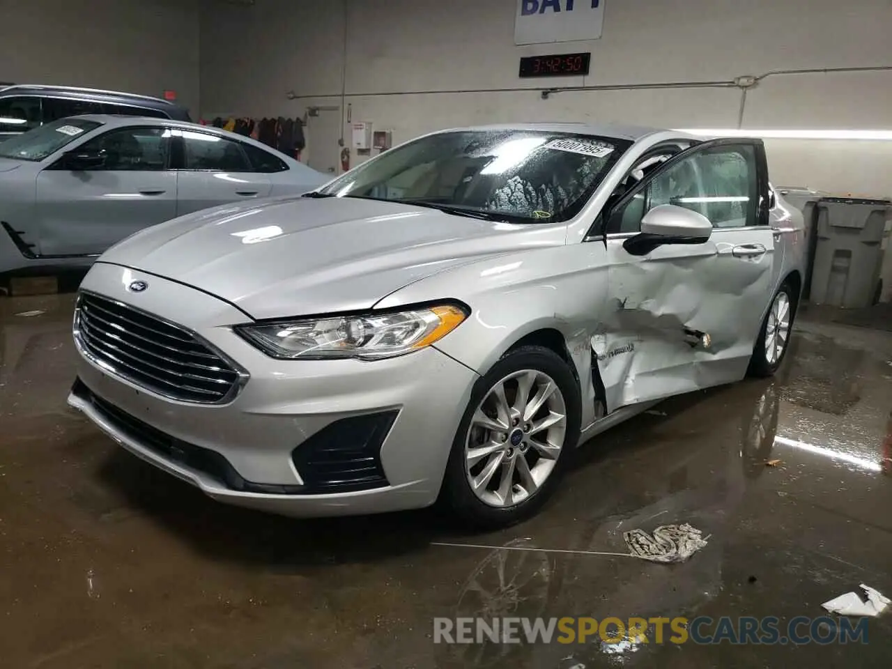 1 Фотография поврежденного автомобиля 3FA6P0LU9KR143882 FORD FUSION 2019