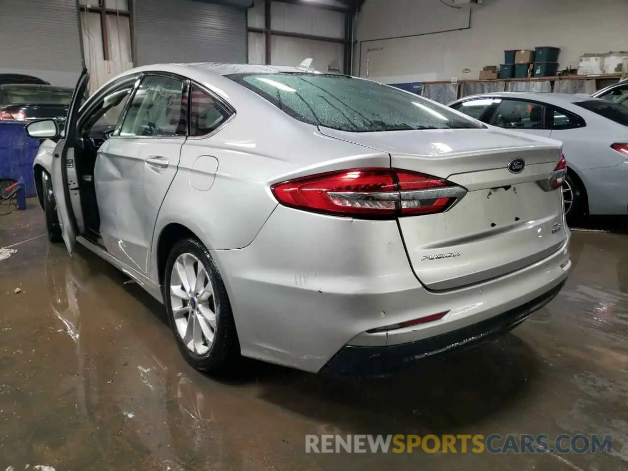 2 Фотография поврежденного автомобиля 3FA6P0LU9KR143882 FORD FUSION 2019