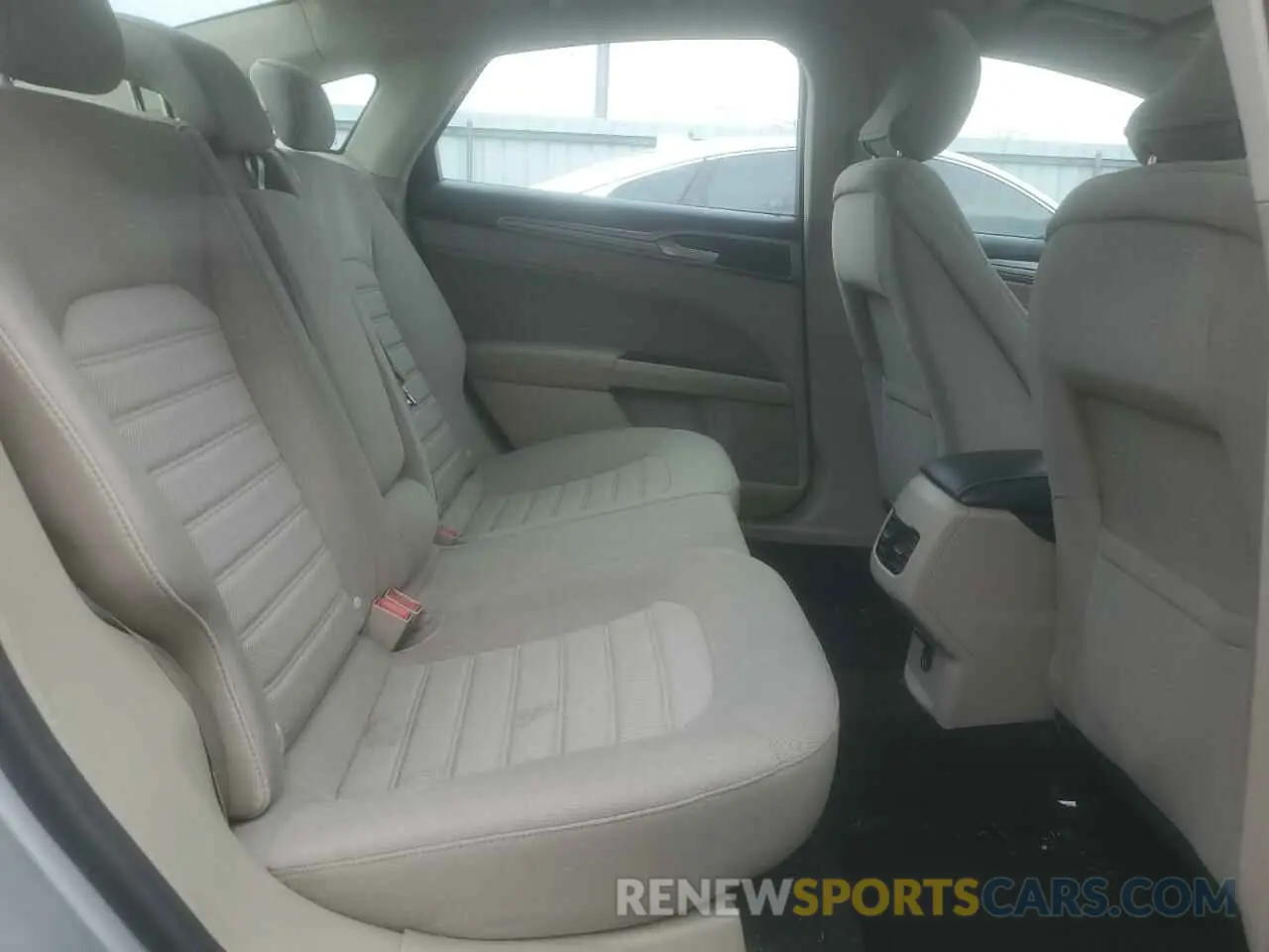 10 Photograph of a damaged car 3FA6P0LU9KR212506 FORD FUSION 2019