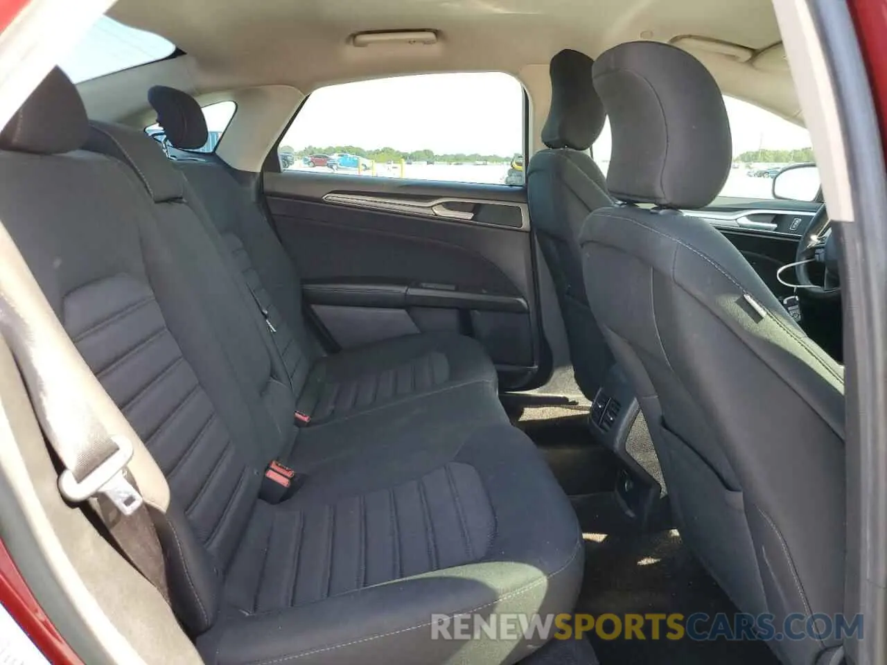 10 Фотография поврежденного автомобиля 3FA6P0LUXKR225376 FORD FUSION 2019