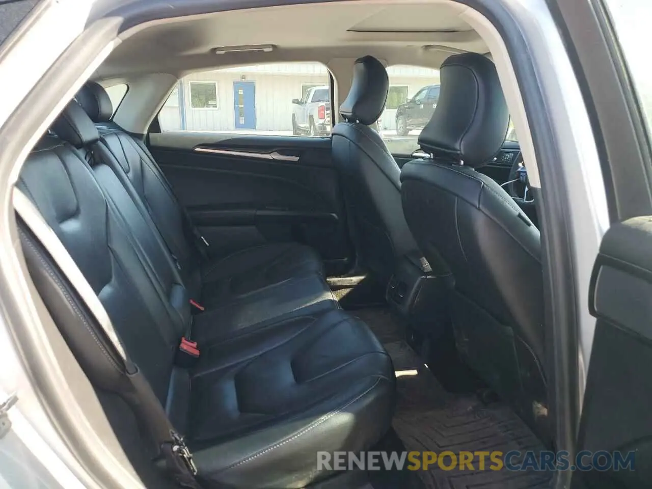 10 Photograph of a damaged car 3FA6P0RU1KR260816 FORD FUSION 2019
