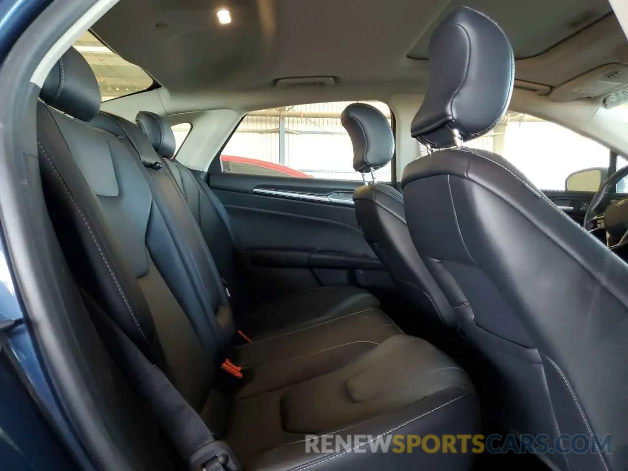 10 Photograph of a damaged car 3FA6P0SU2KR258602 FORD FUSION 2019