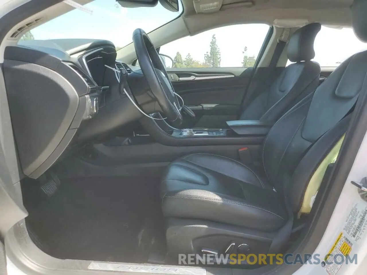 7 Photograph of a damaged car 3FA6P0SU6KR183595 FORD FUSION 2019