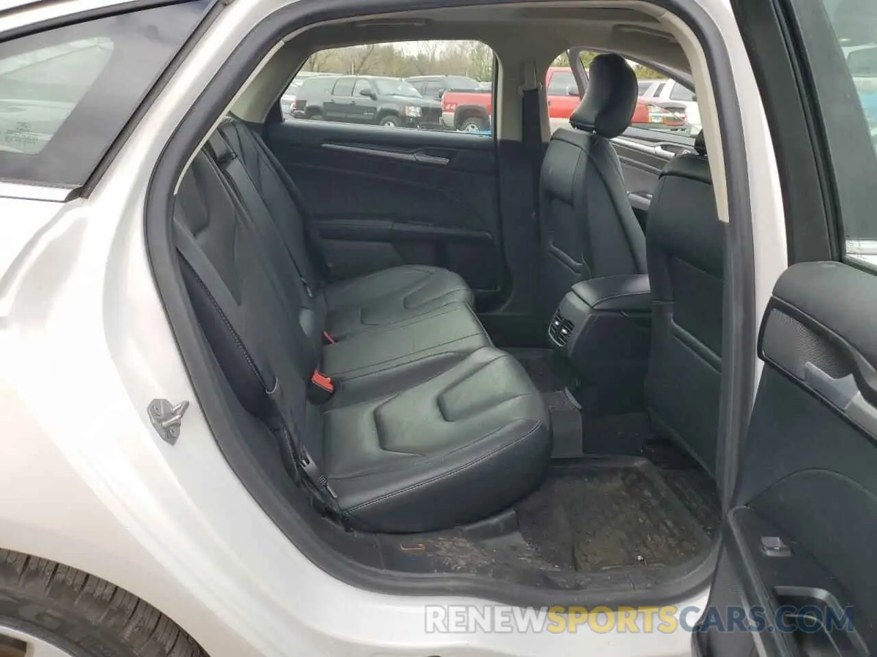 10 Photograph of a damaged car 3FA6P0SU6KR213095 FORD FUSION 2019