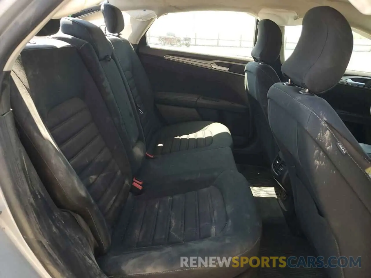 10 Photograph of a damaged car 3FA6P0T97KR232085 FORD FUSION 2019
