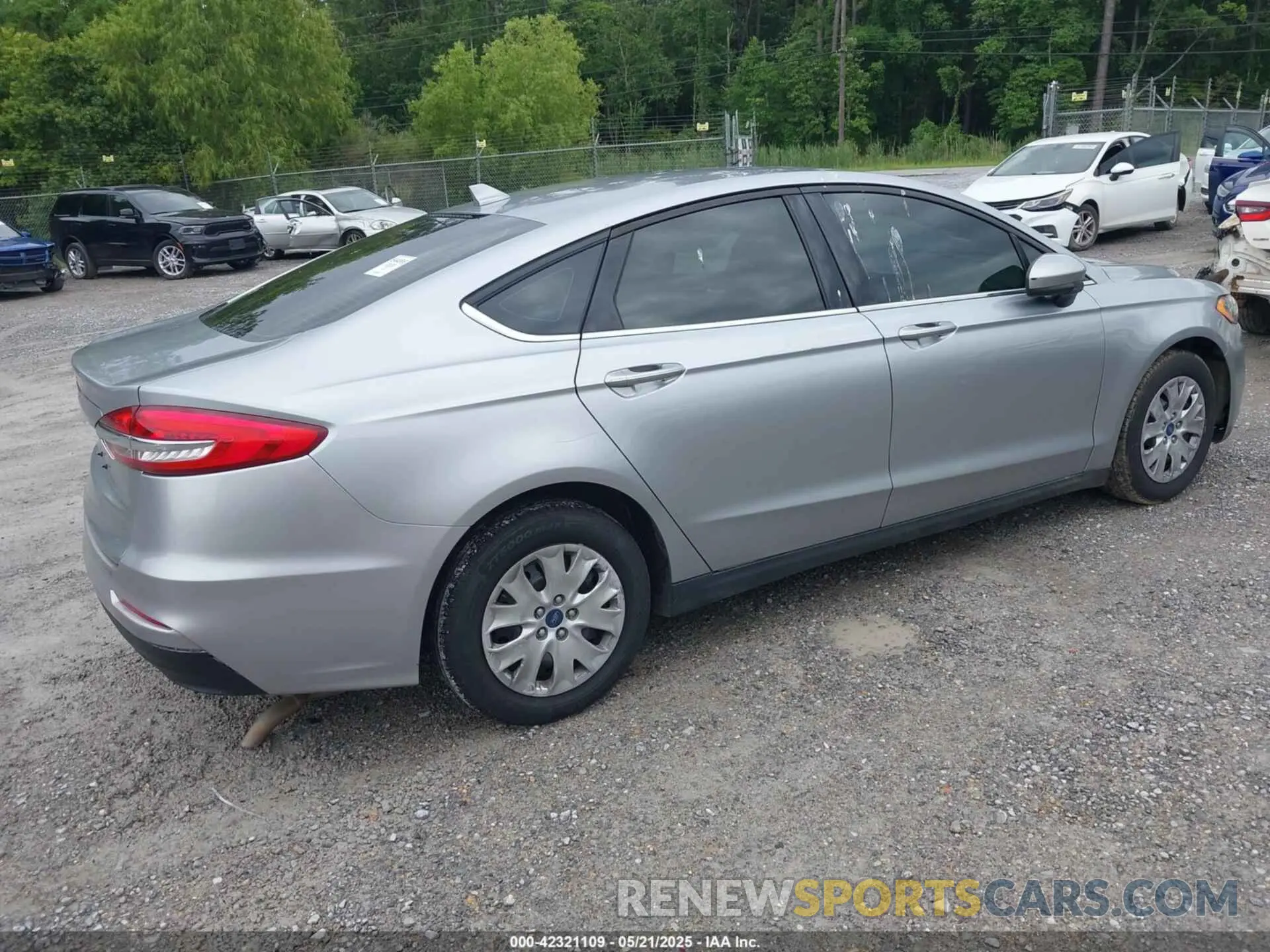 4 Фотография поврежденного автомобиля 3FA6P0G75LR160944 FORD FUSION 2020