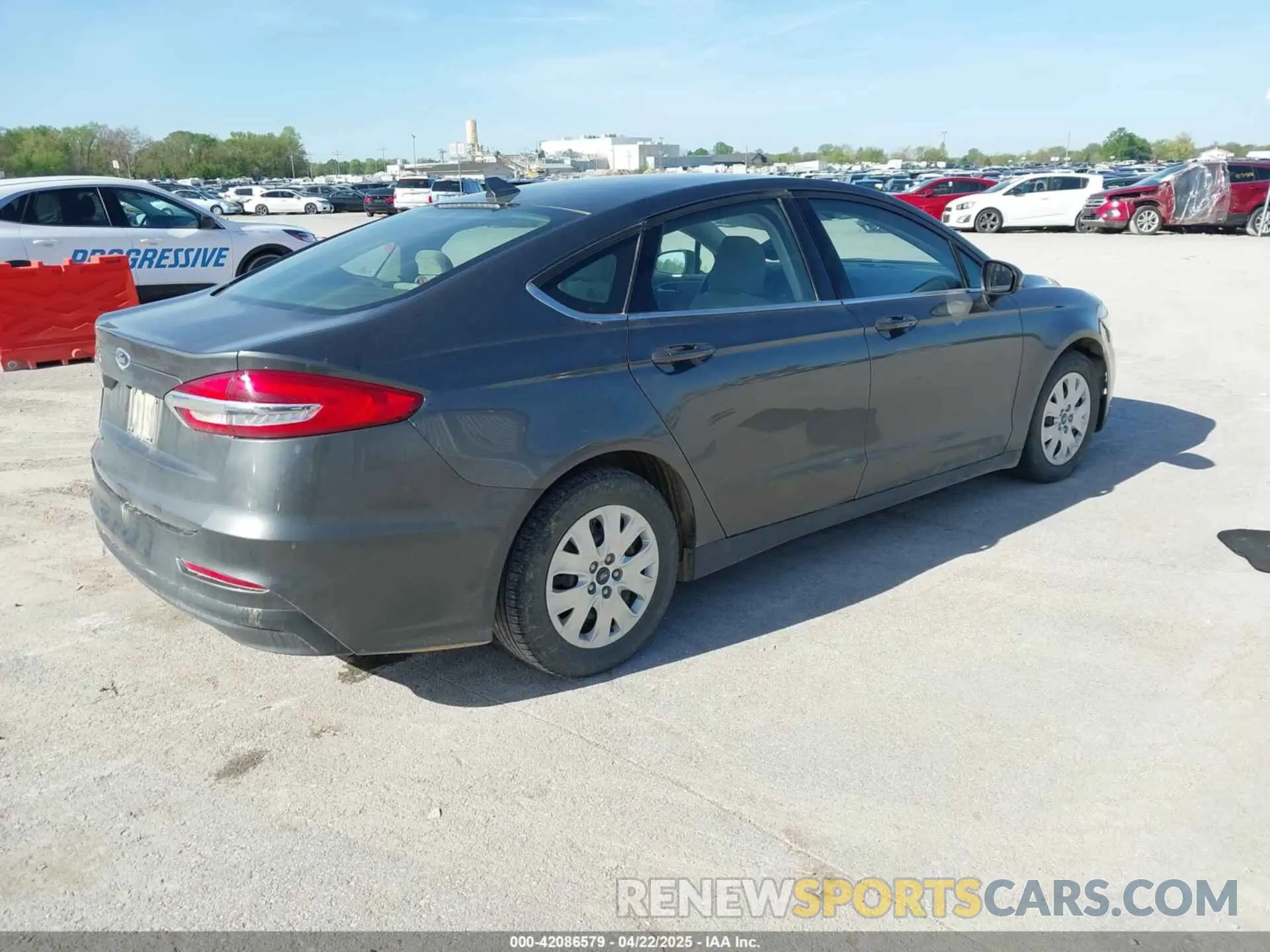 4 Photograph of a damaged car 3FA6P0G76LR122462 FORD FUSION 2020