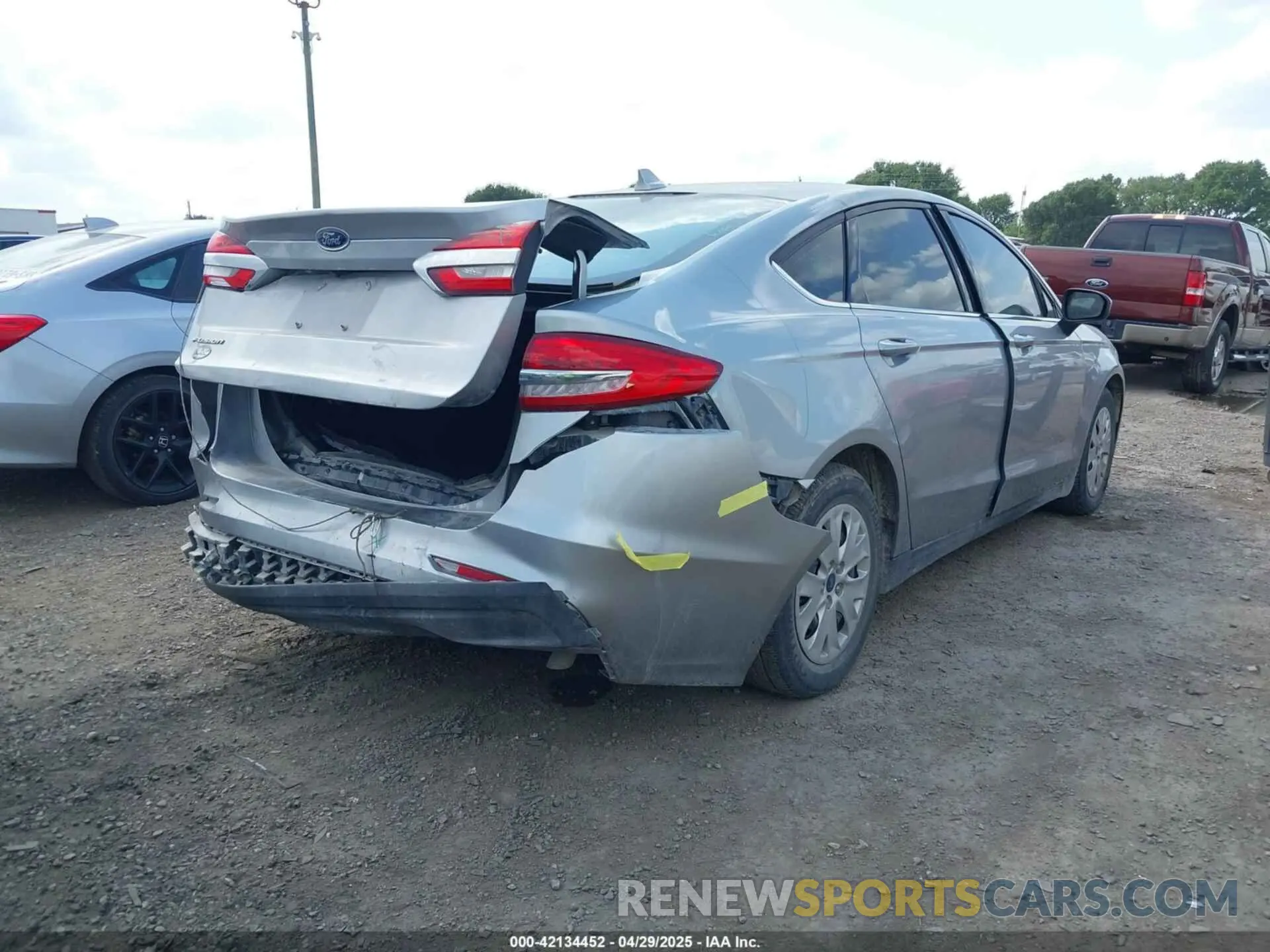 4 Photograph of a damaged car 3FA6P0G77LR228712 FORD FUSION 2020