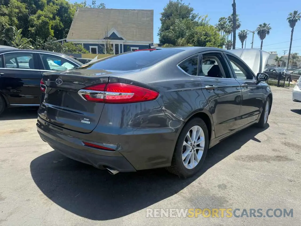 4 Photograph of a damaged car 3FA6P0HD2LR231621 FORD FUSION 2020