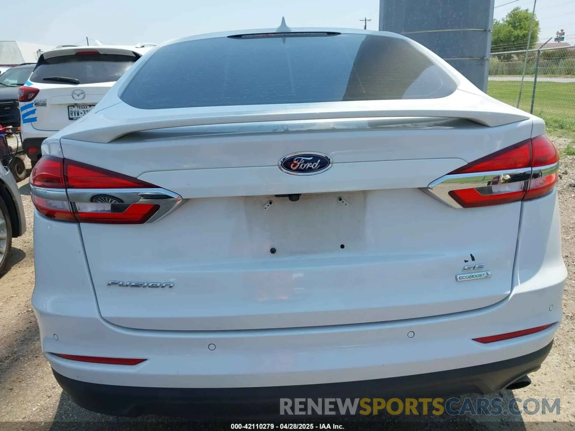 17 Photograph of a damaged car 3FA6P0HD3LR126389 FORD FUSION 2020