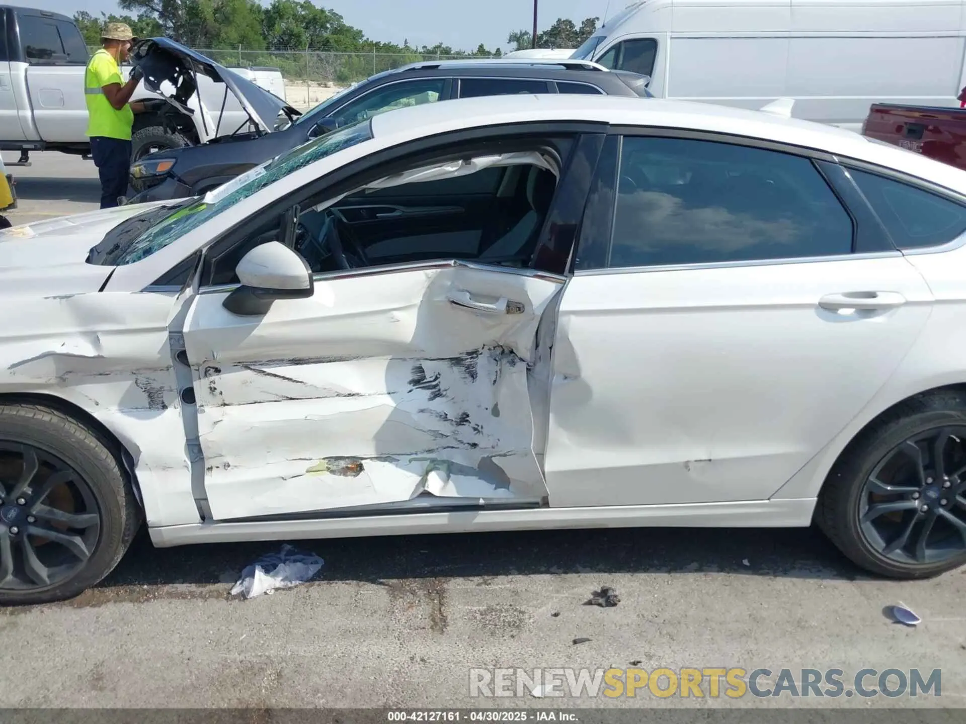 14 Photograph of a damaged car 3FA6P0HD3LR161093 FORD FUSION 2020