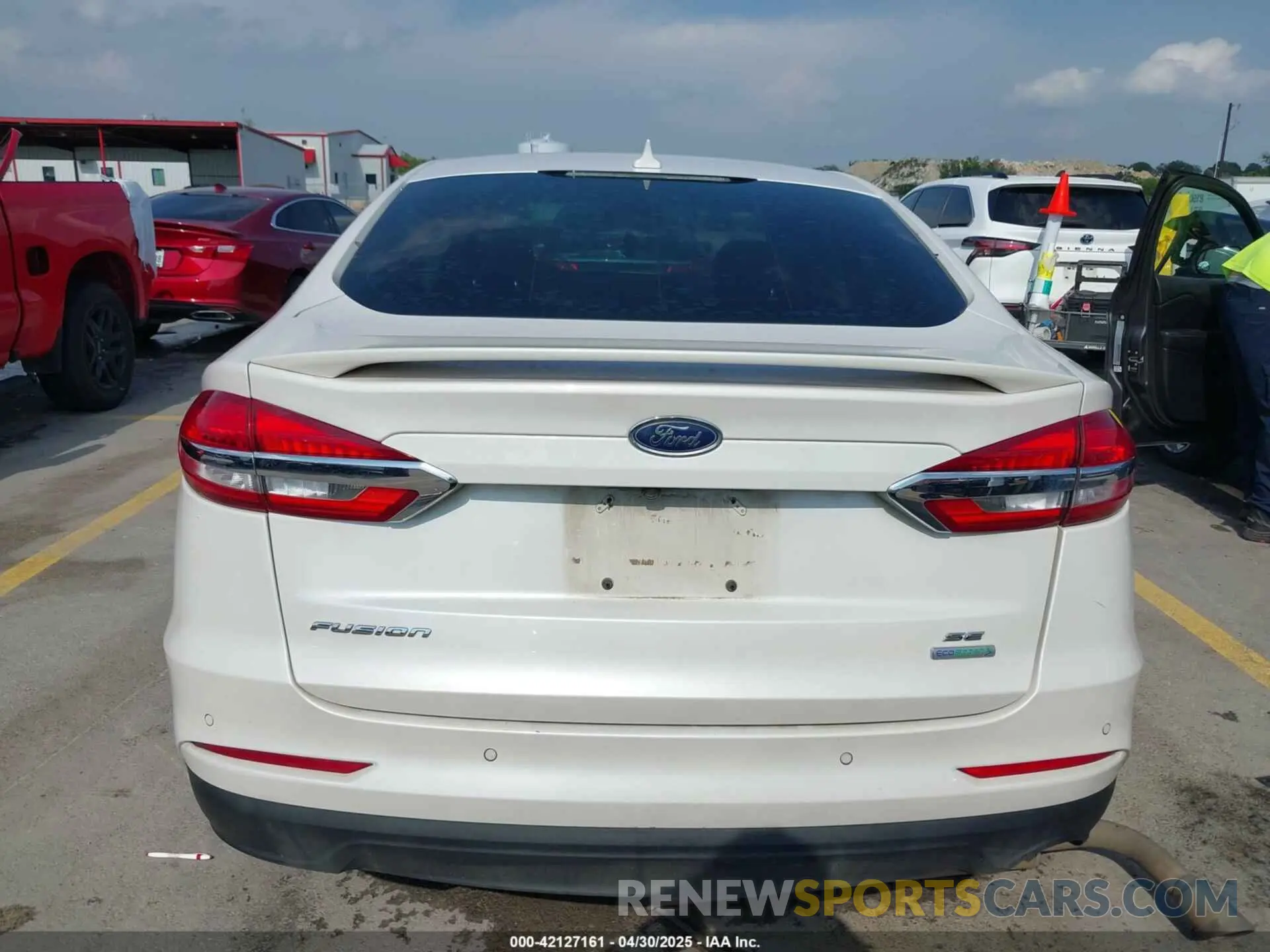 16 Photograph of a damaged car 3FA6P0HD3LR161093 FORD FUSION 2020