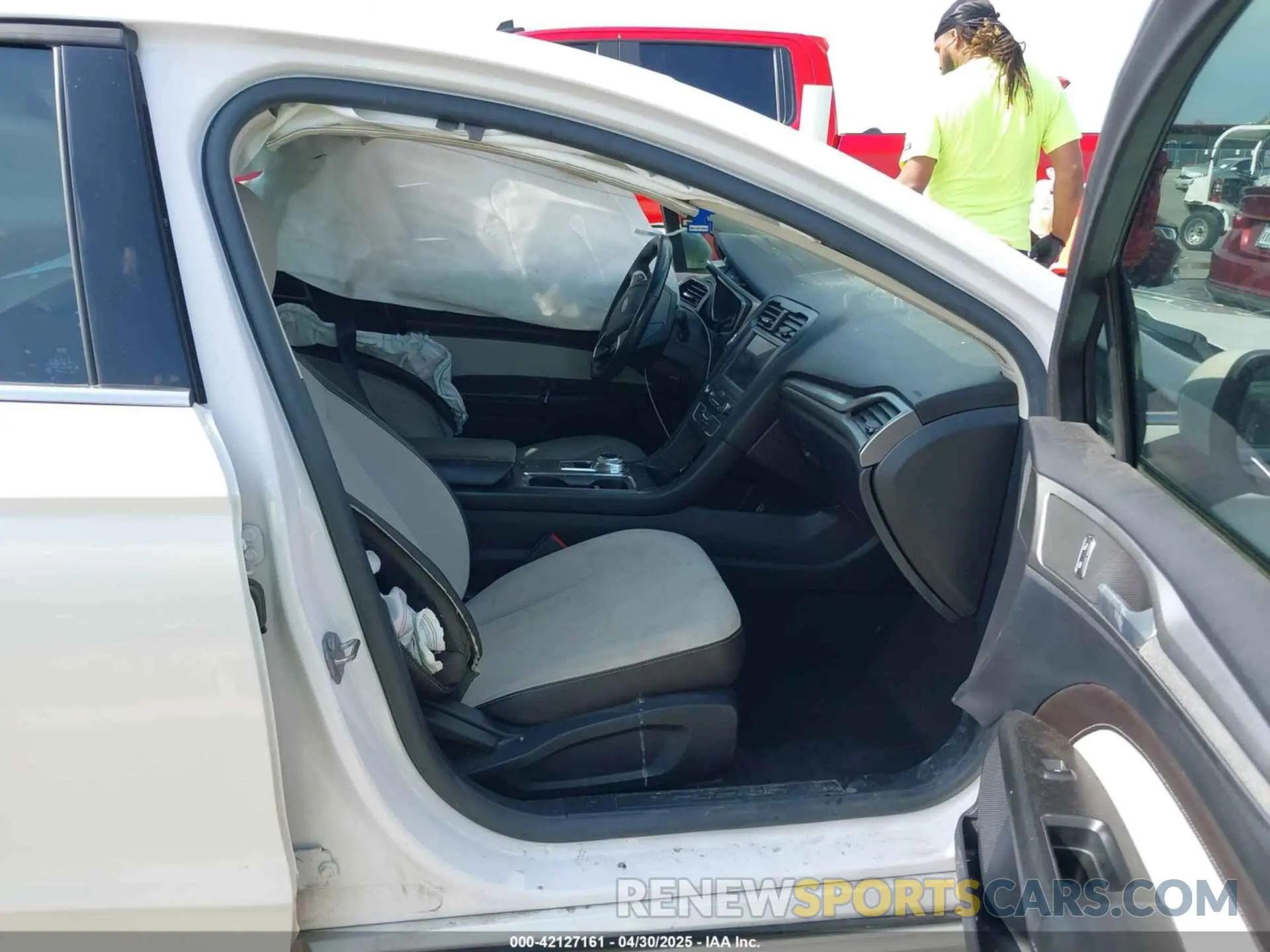 5 Photograph of a damaged car 3FA6P0HD3LR161093 FORD FUSION 2020