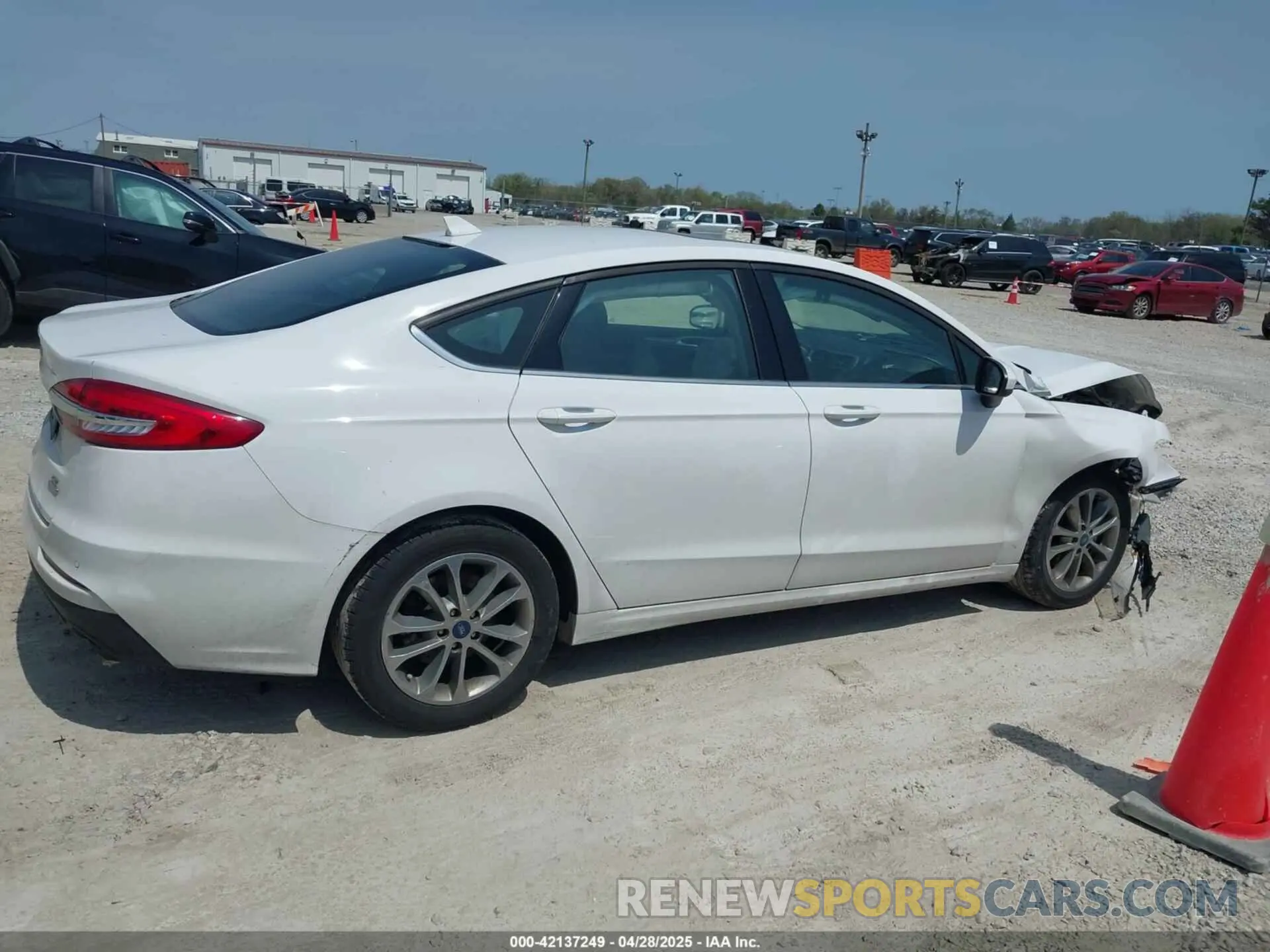 13 Photograph of a damaged car 3FA6P0HD3LR162034 FORD FUSION 2020