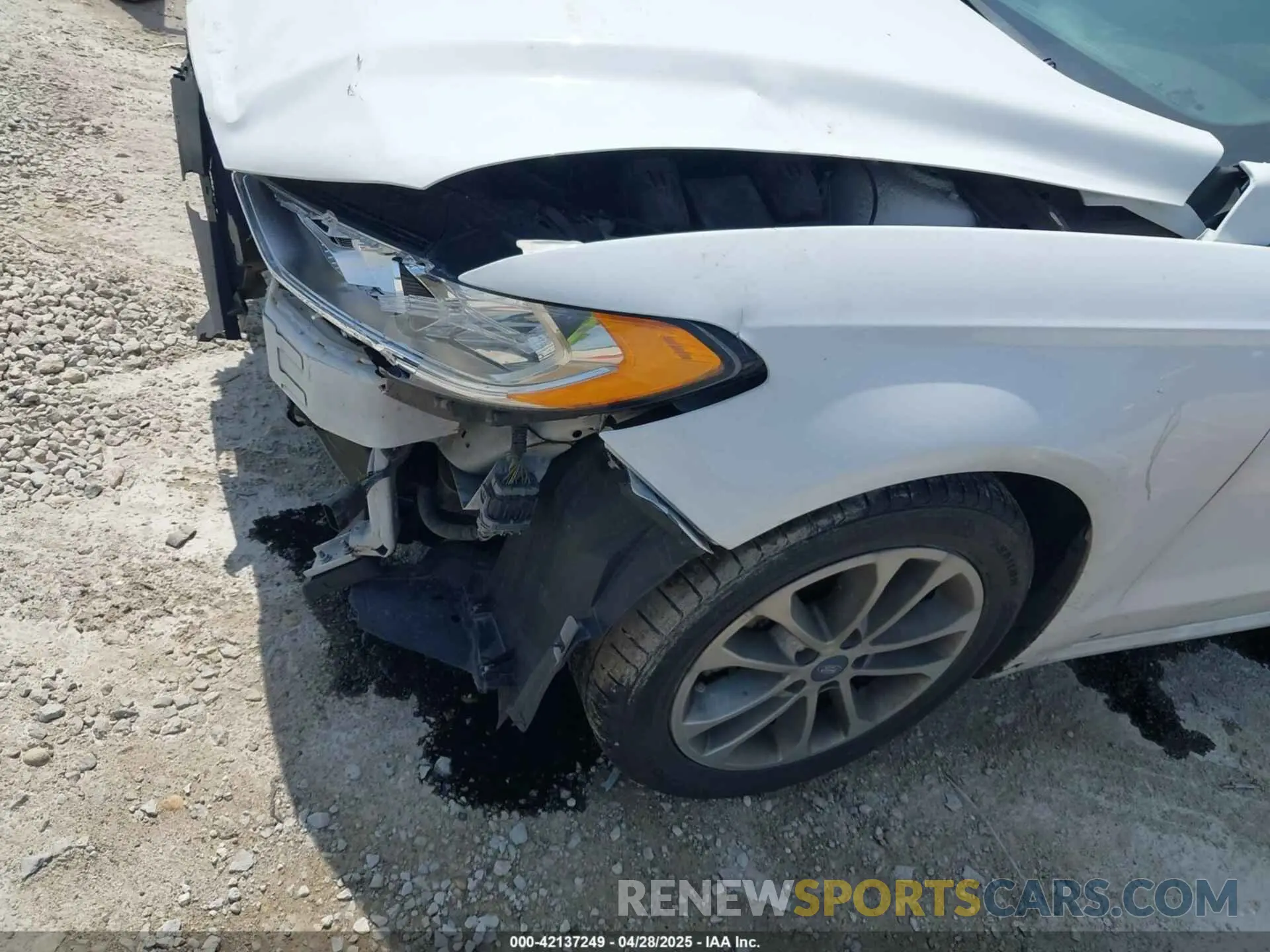 17 Photograph of a damaged car 3FA6P0HD3LR162034 FORD FUSION 2020