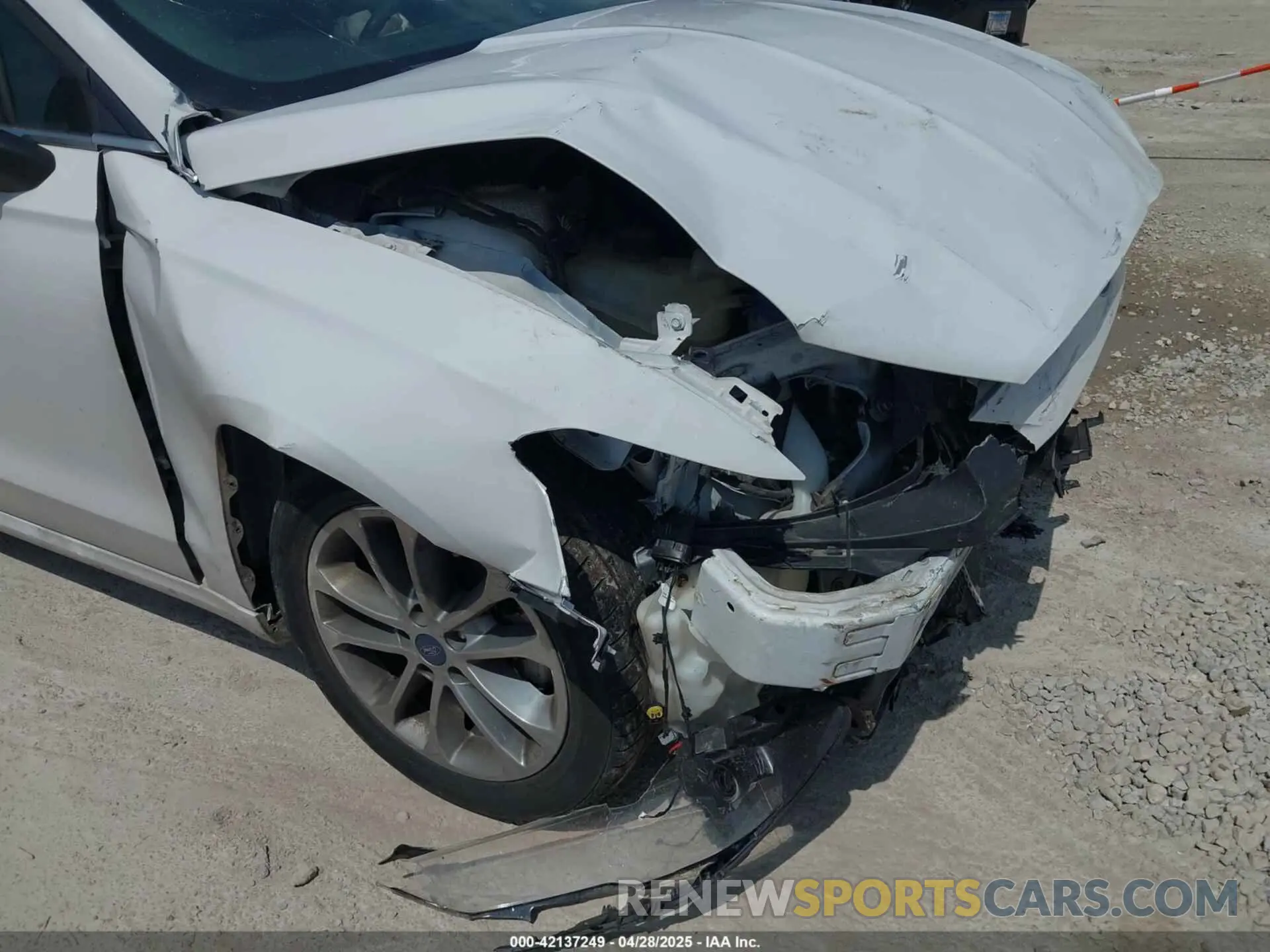 18 Photograph of a damaged car 3FA6P0HD3LR162034 FORD FUSION 2020