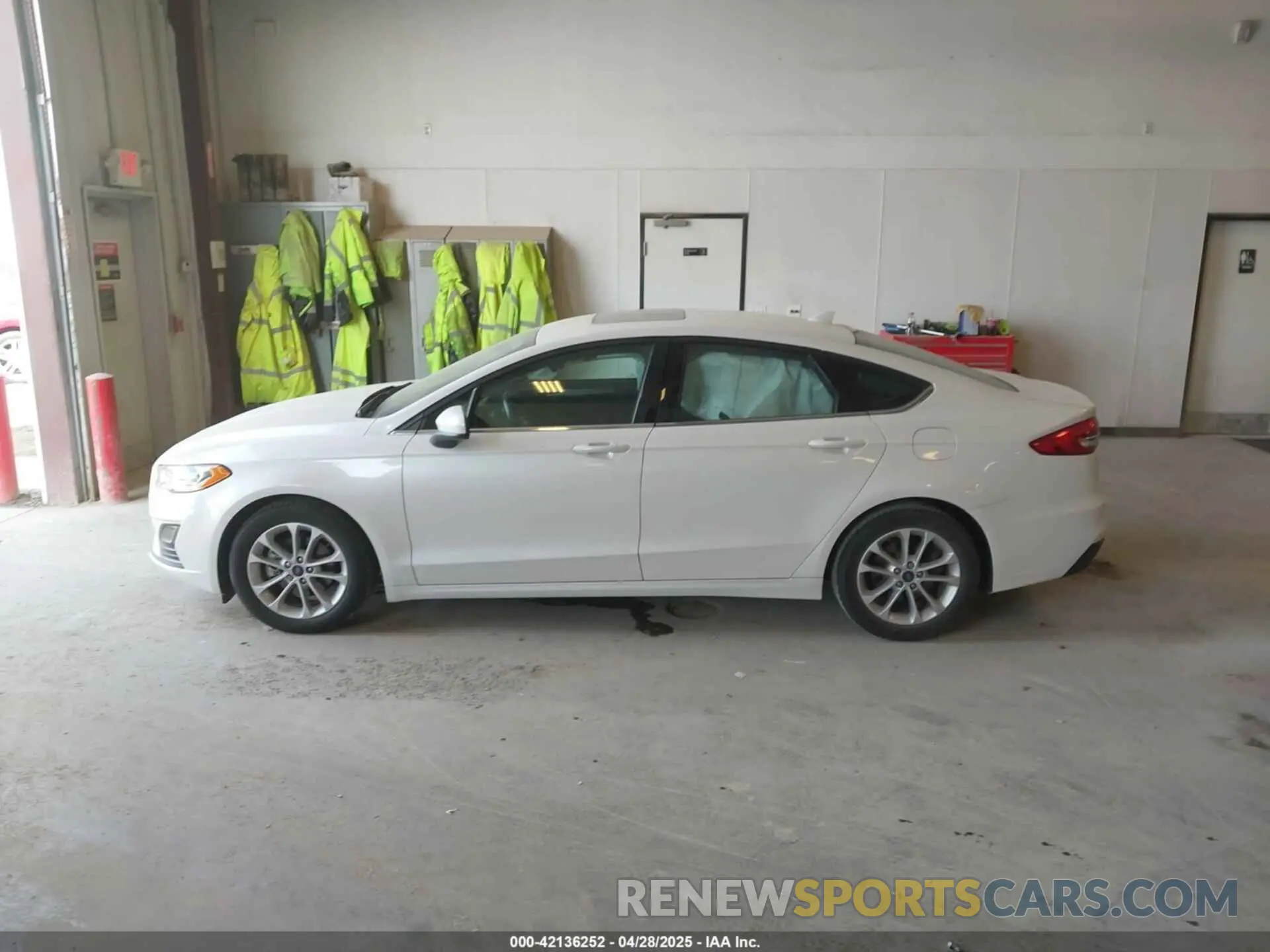 14 Photograph of a damaged car 3FA6P0HD4LR165511 FORD FUSION 2020