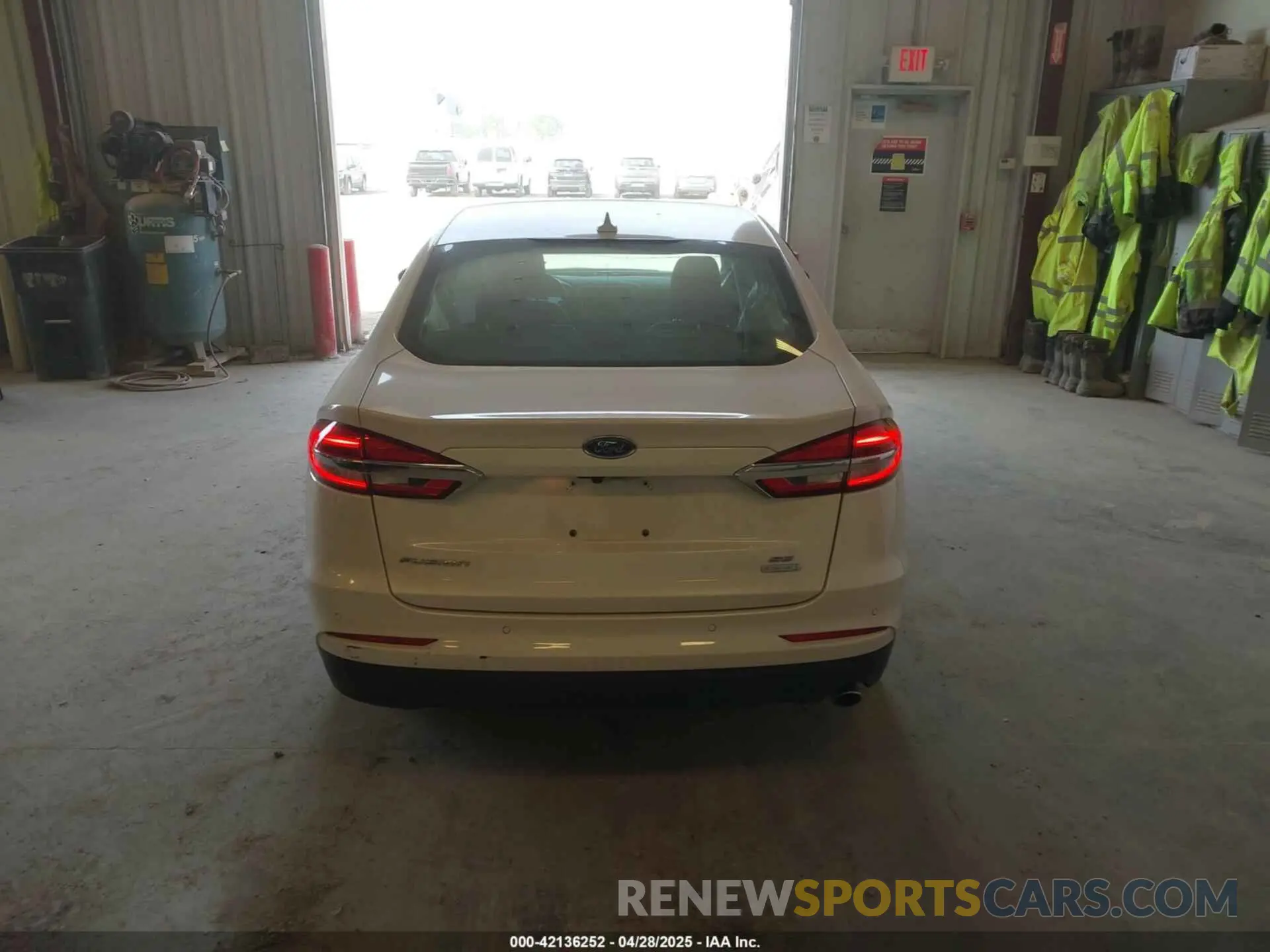 16 Photograph of a damaged car 3FA6P0HD4LR165511 FORD FUSION 2020