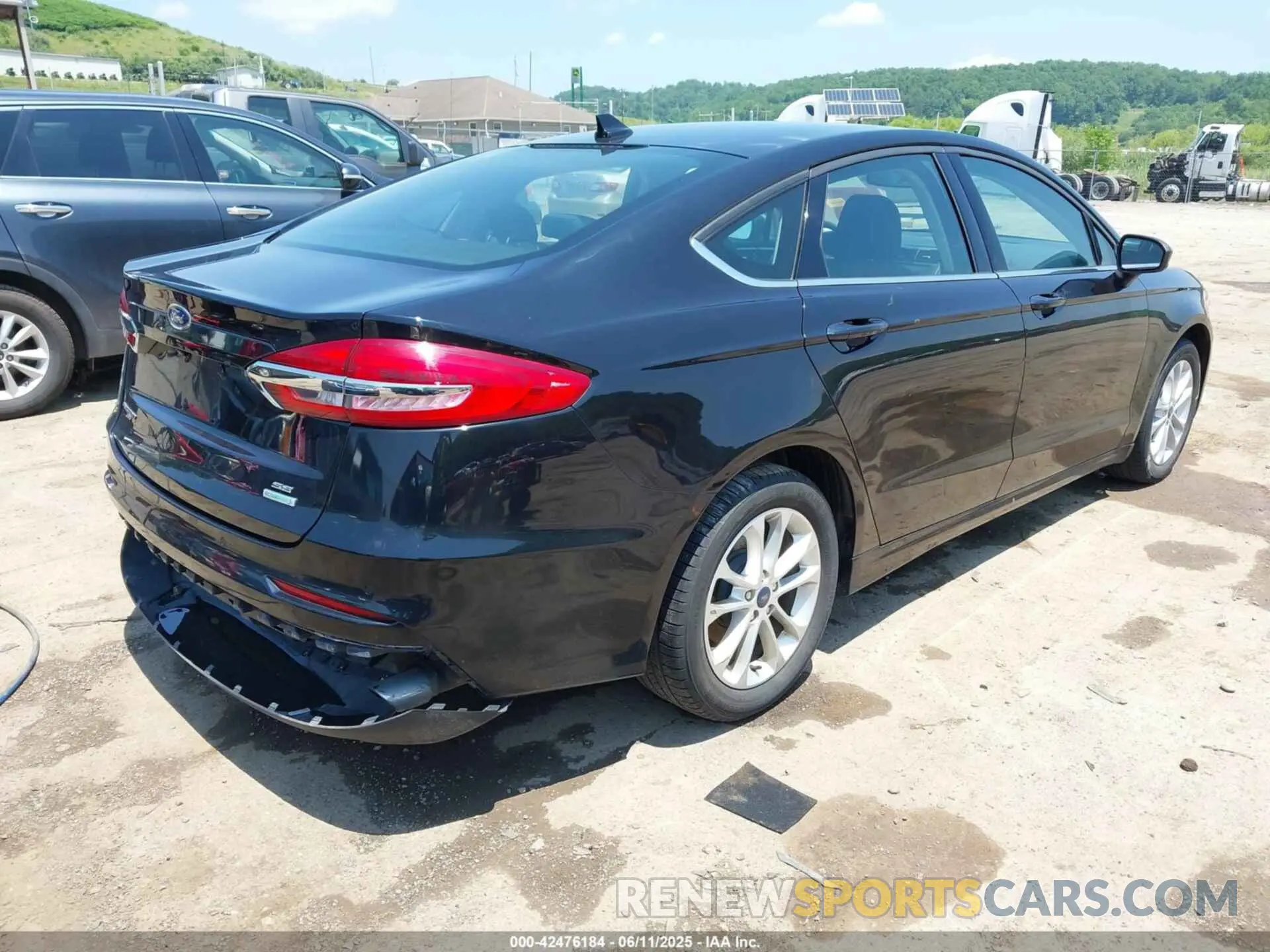 4 Photograph of a damaged car 3FA6P0HD4LR236058 FORD FUSION 2020