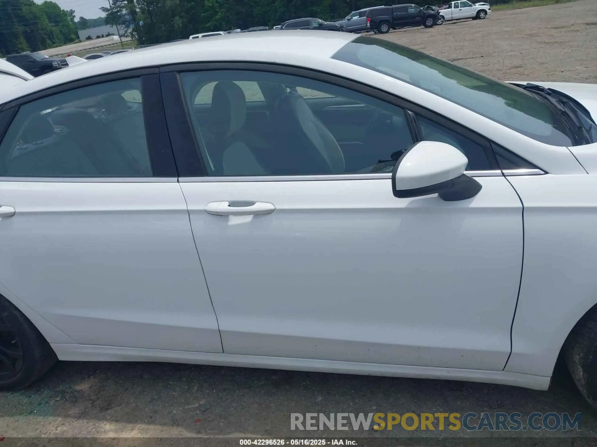 14 Photograph of a damaged car 3FA6P0HD9LR226500 FORD FUSION 2020