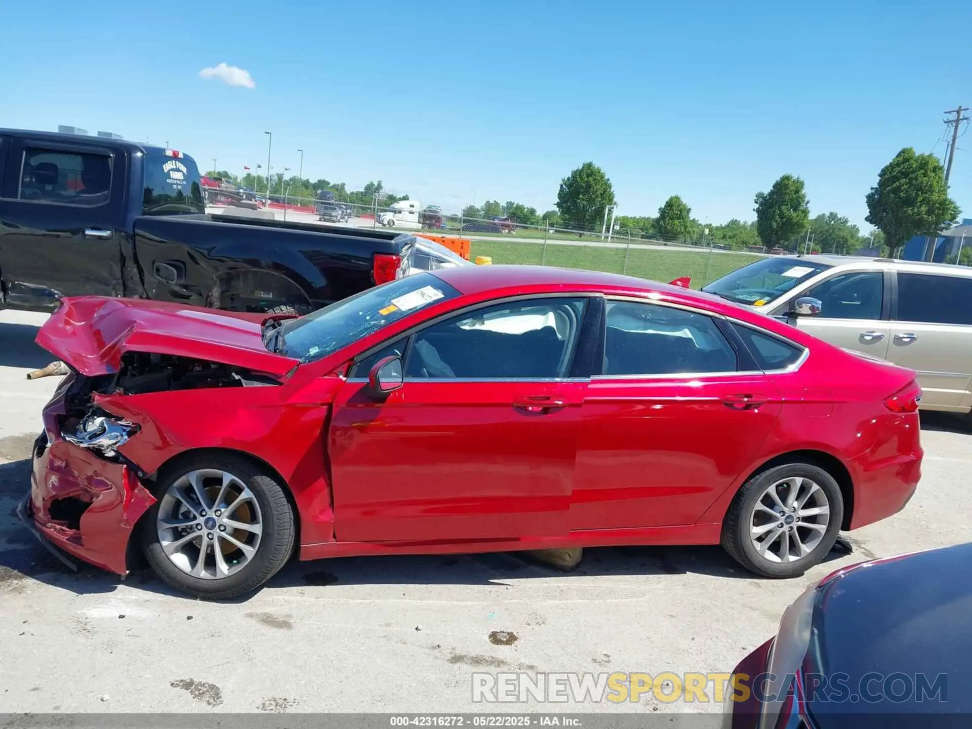 13 Photograph of a damaged car 3FA6P0HD9LR252627 FORD FUSION 2020