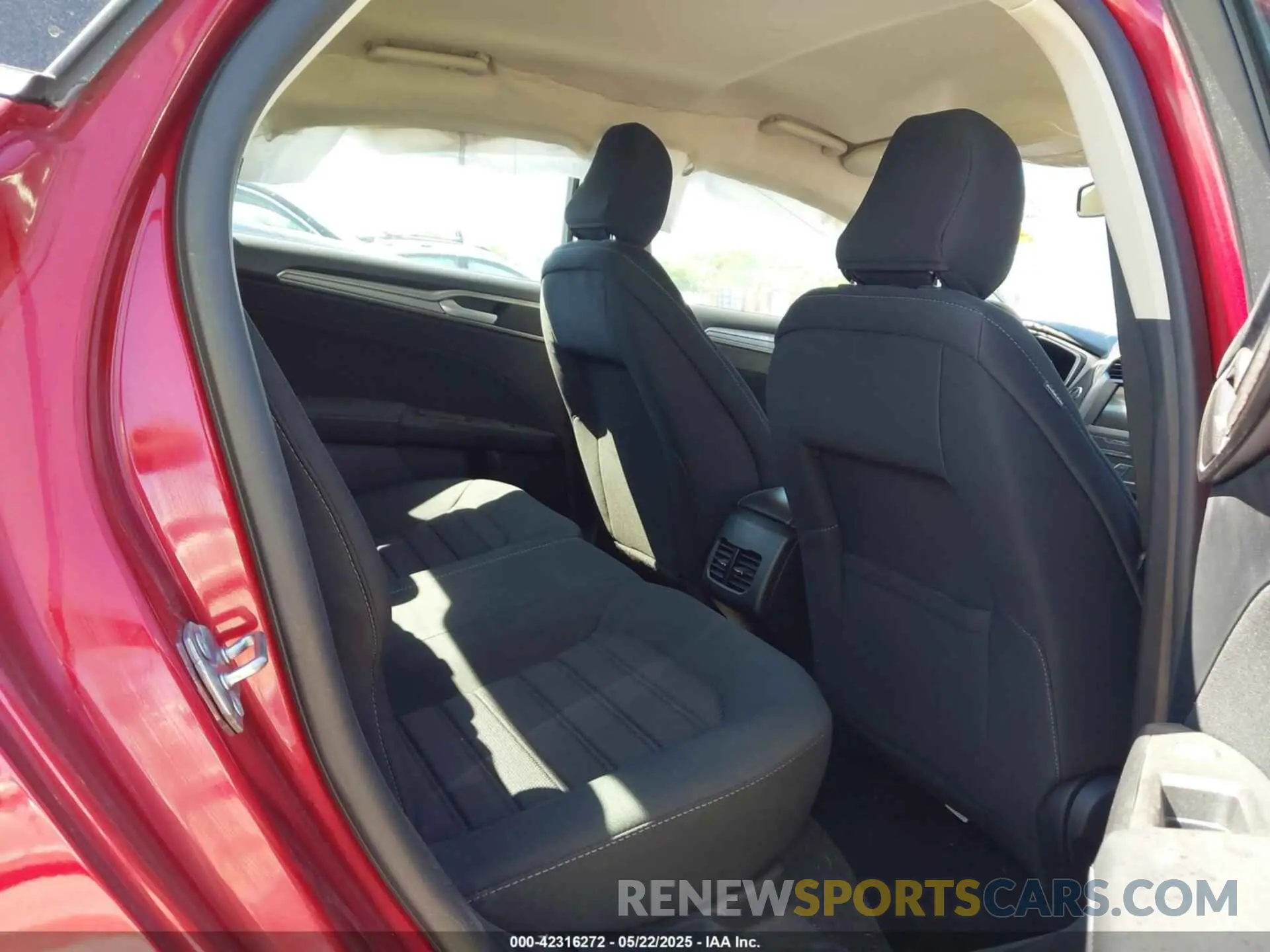 8 Photograph of a damaged car 3FA6P0HD9LR252627 FORD FUSION 2020