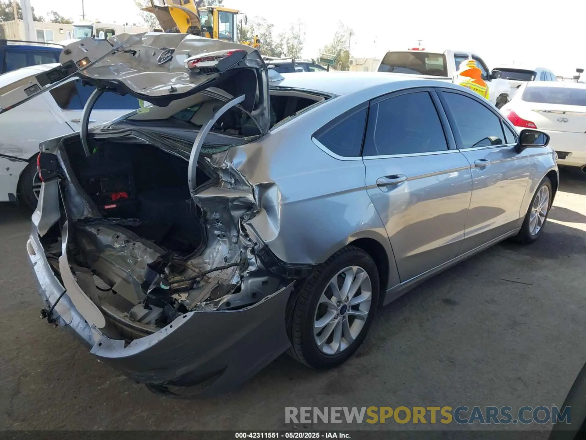 4 Фотография поврежденного автомобиля 3FA6P0LU2LR229035 FORD FUSION 2020