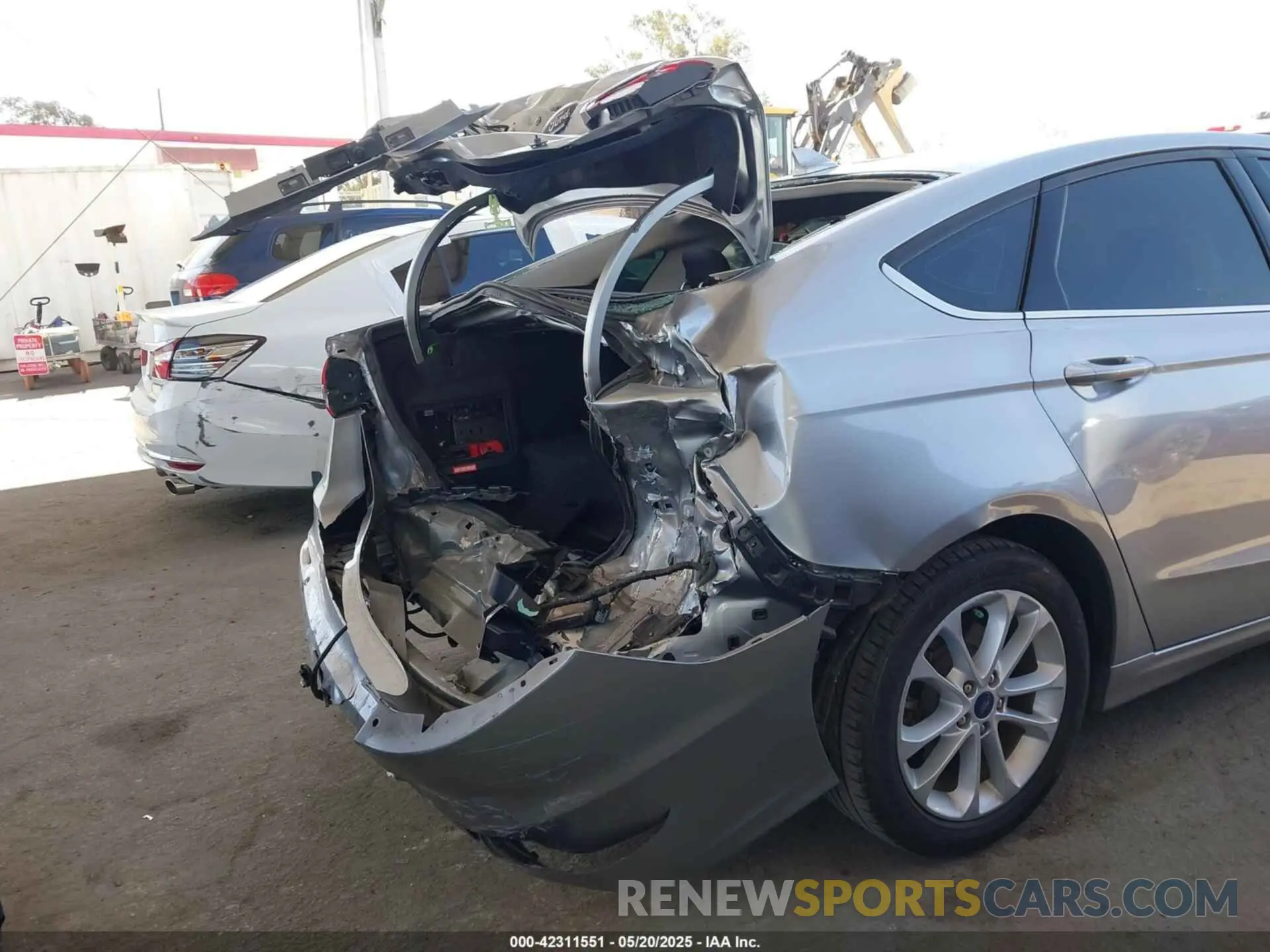 6 Фотография поврежденного автомобиля 3FA6P0LU2LR229035 FORD FUSION 2020
