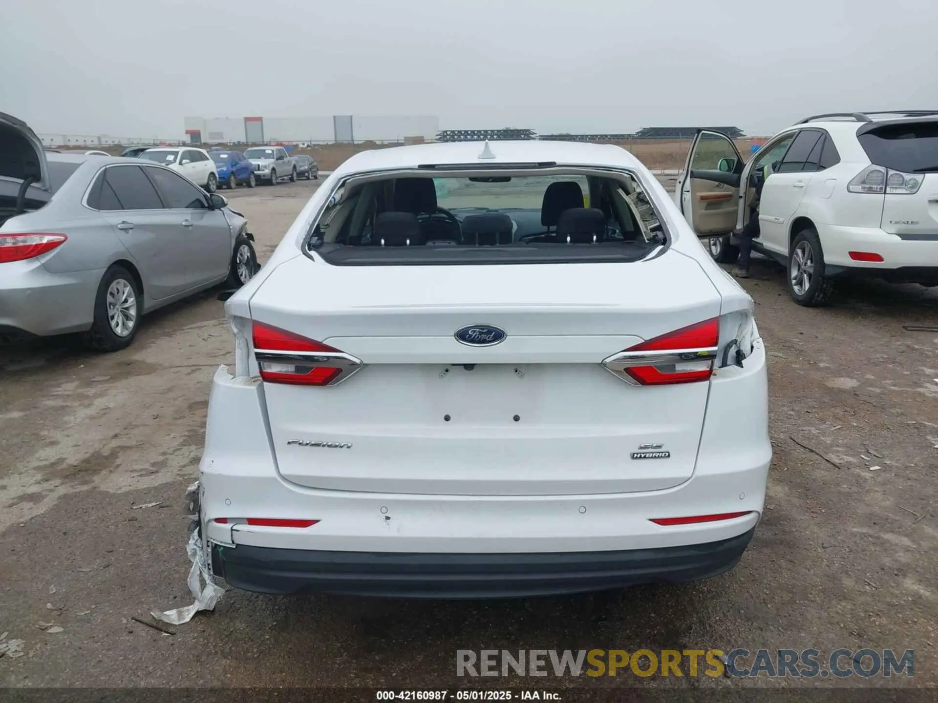 17 Photograph of a damaged car 3FA6P0LU2LR266943 FORD FUSION 2020