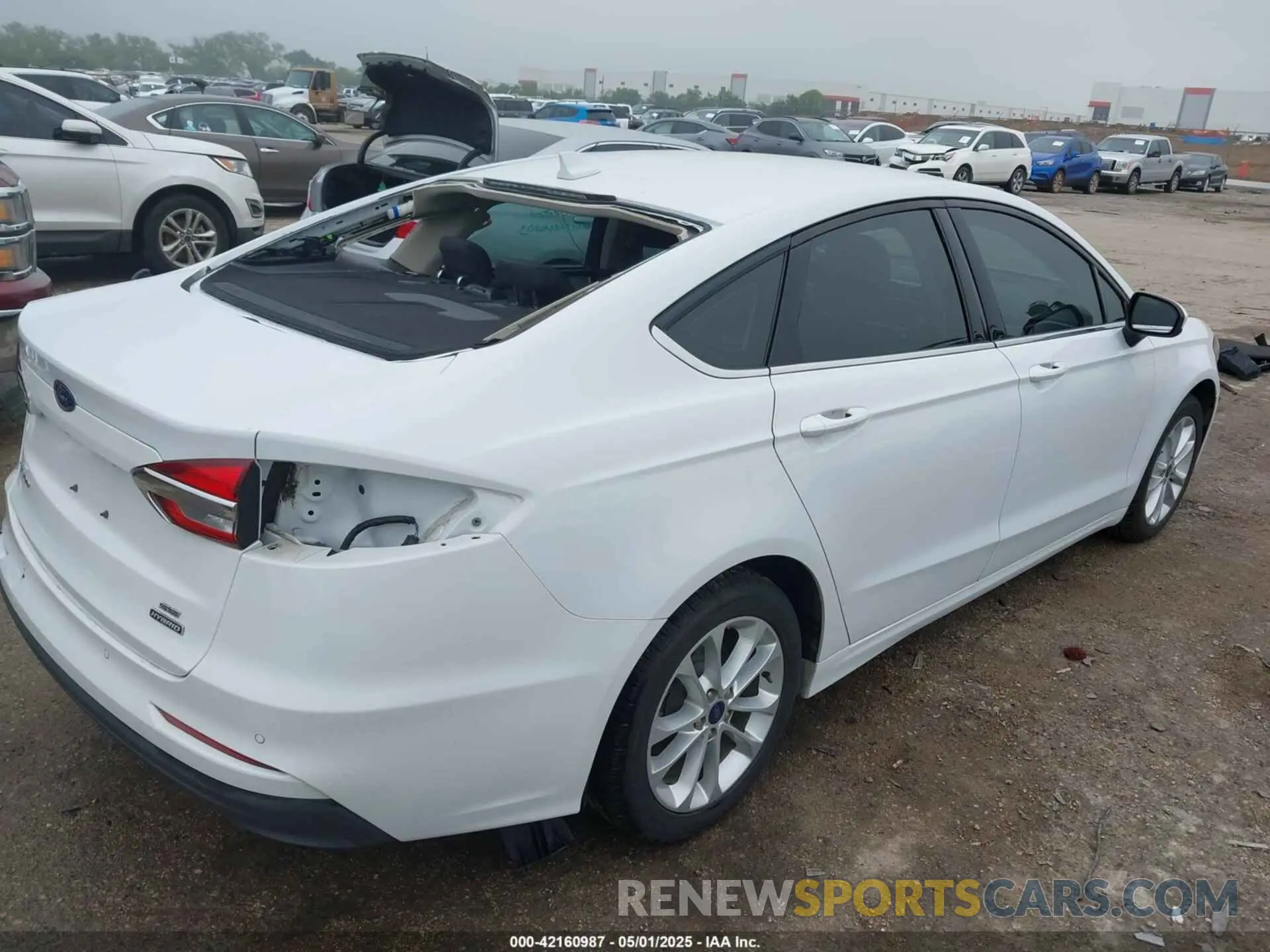 4 Photograph of a damaged car 3FA6P0LU2LR266943 FORD FUSION 2020