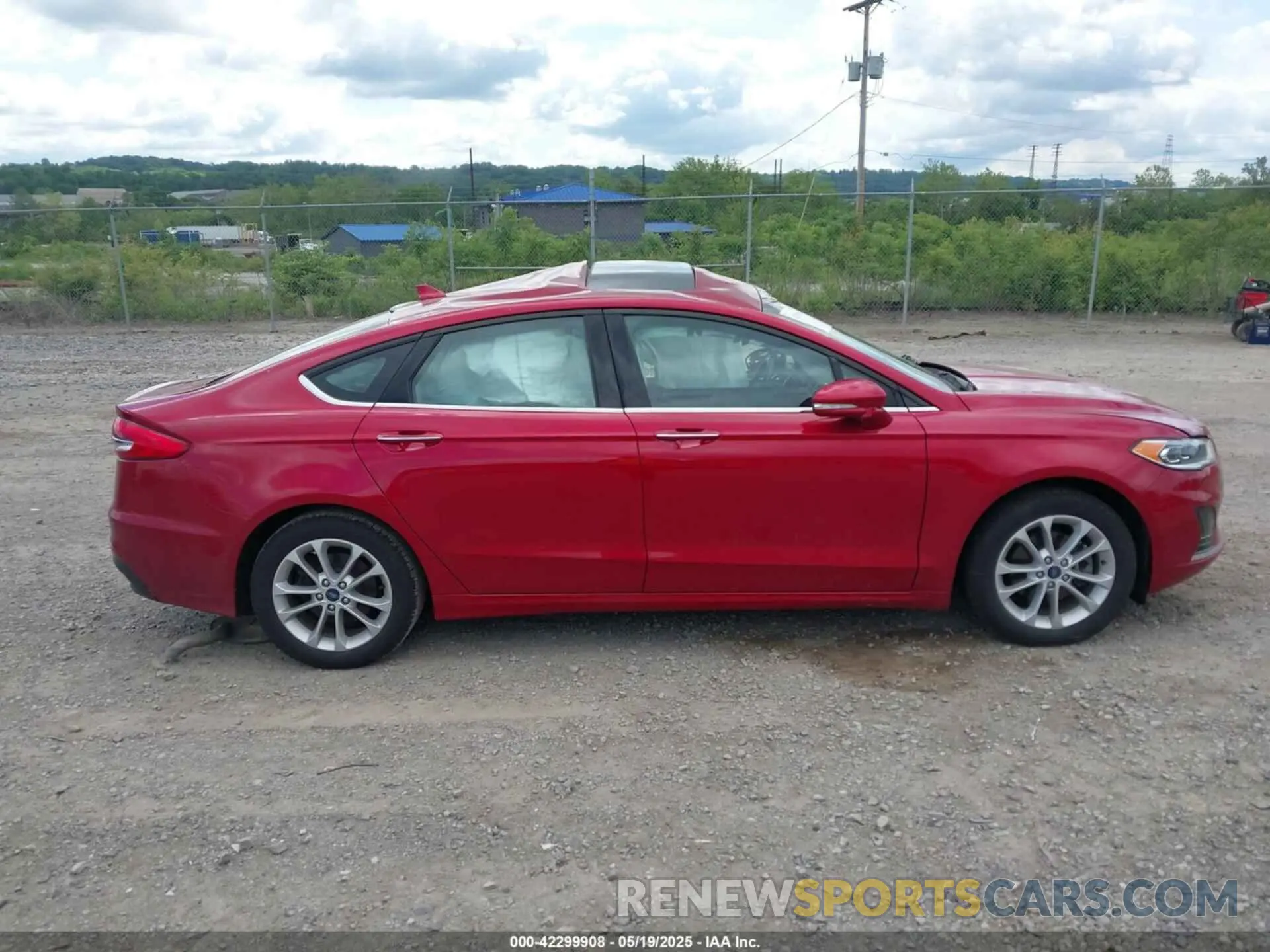 13 Photograph of a damaged car 3FA6P0MU3LR106195 FORD FUSION 2020