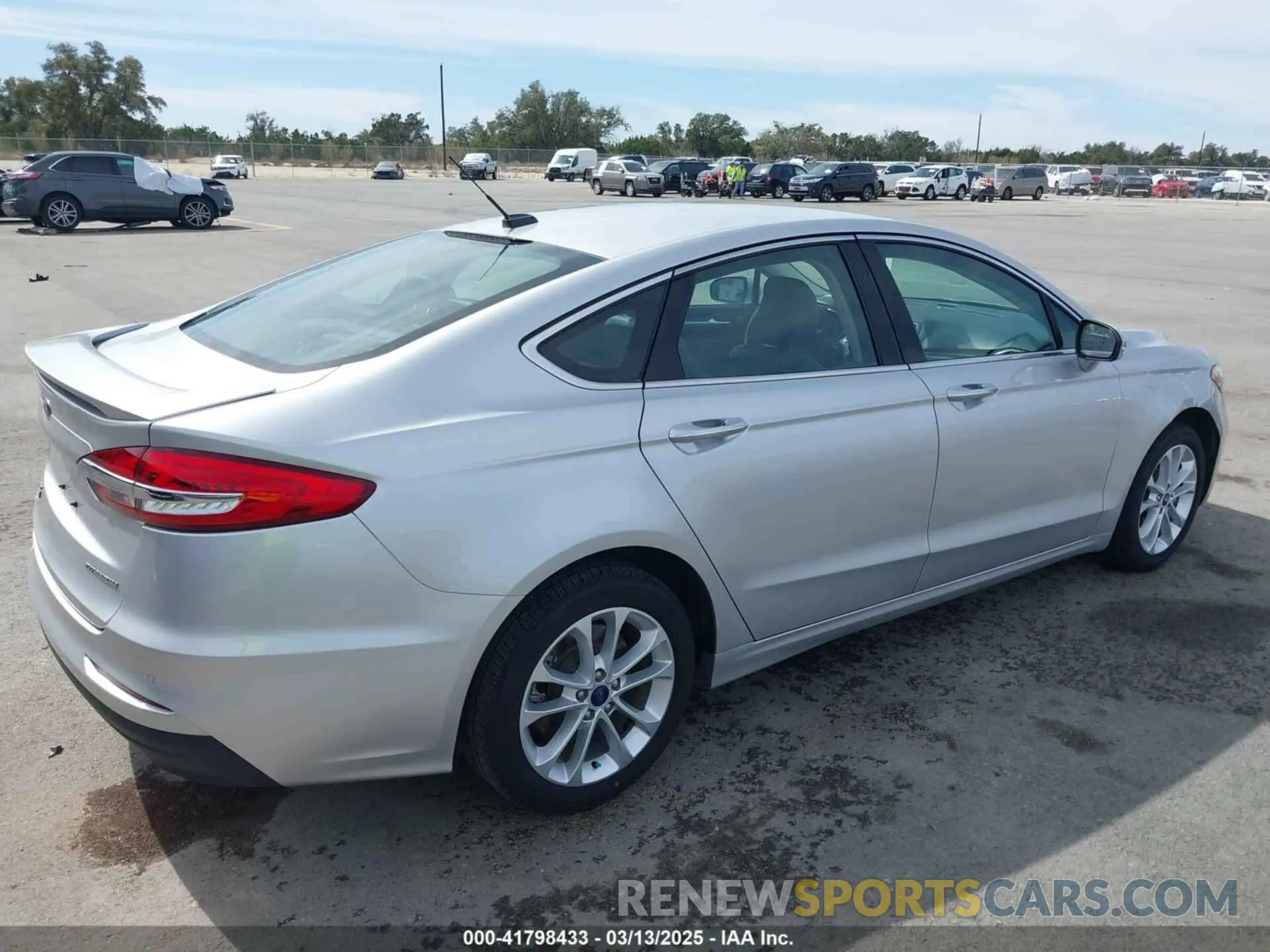 4 Фотография поврежденного автомобиля 3FA6P0SU5KR228638 FORD FUSION ENERGI 2019
