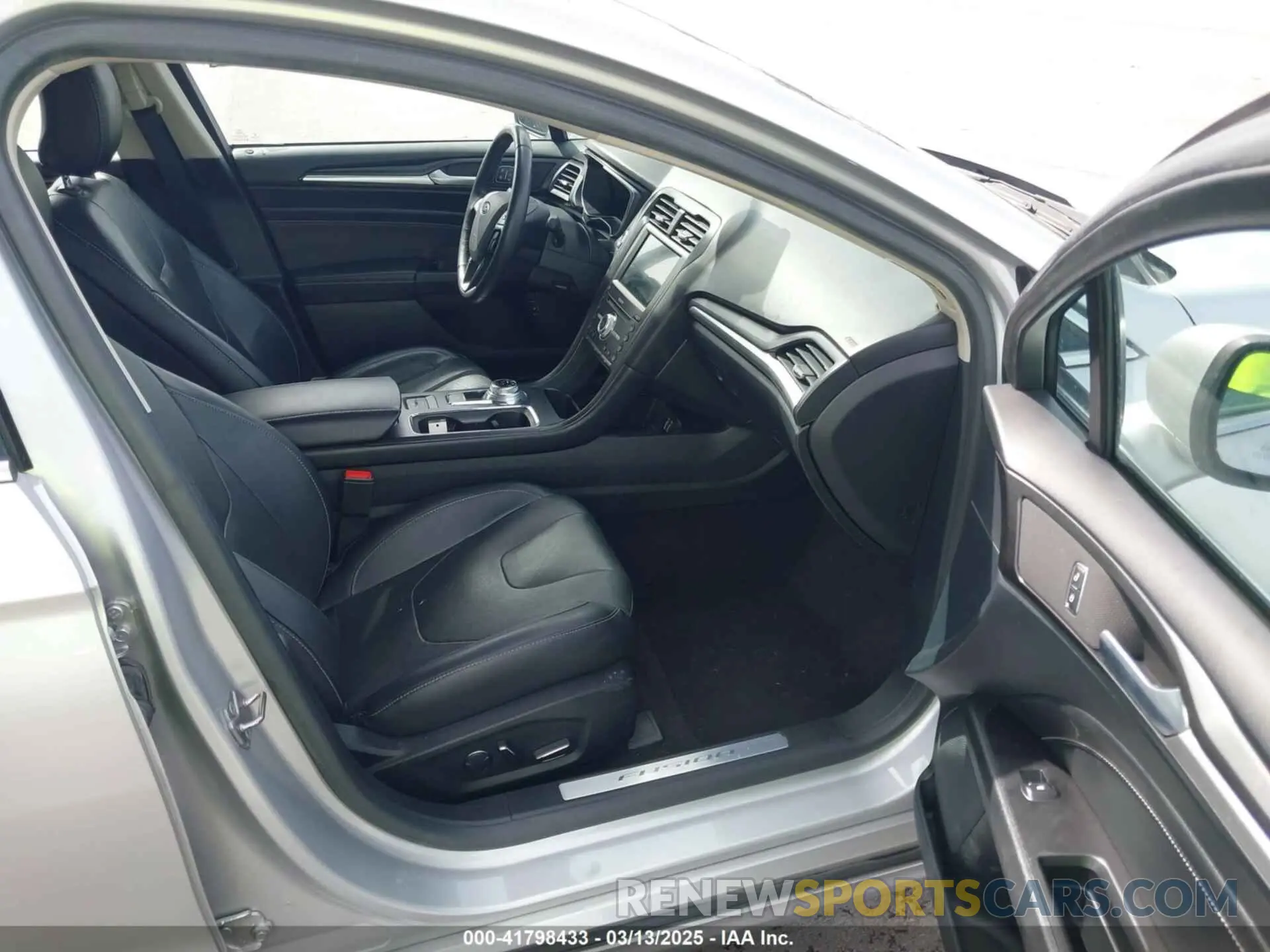5 Фотография поврежденного автомобиля 3FA6P0SU5KR228638 FORD FUSION ENERGI 2019