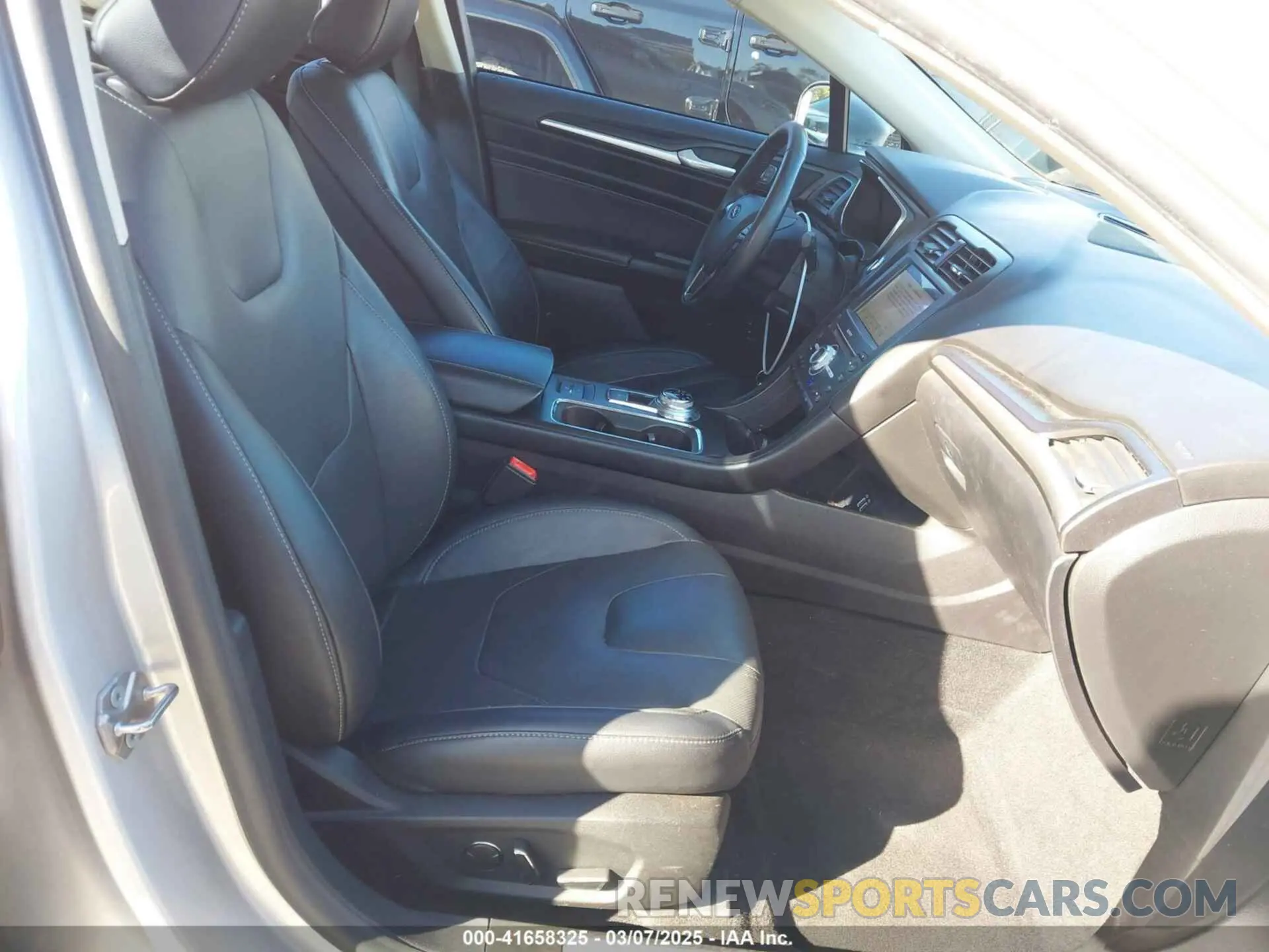 5 Photograph of a damaged car 3FA6P0SU8KR216158 FORD FUSION ENERGI 2019