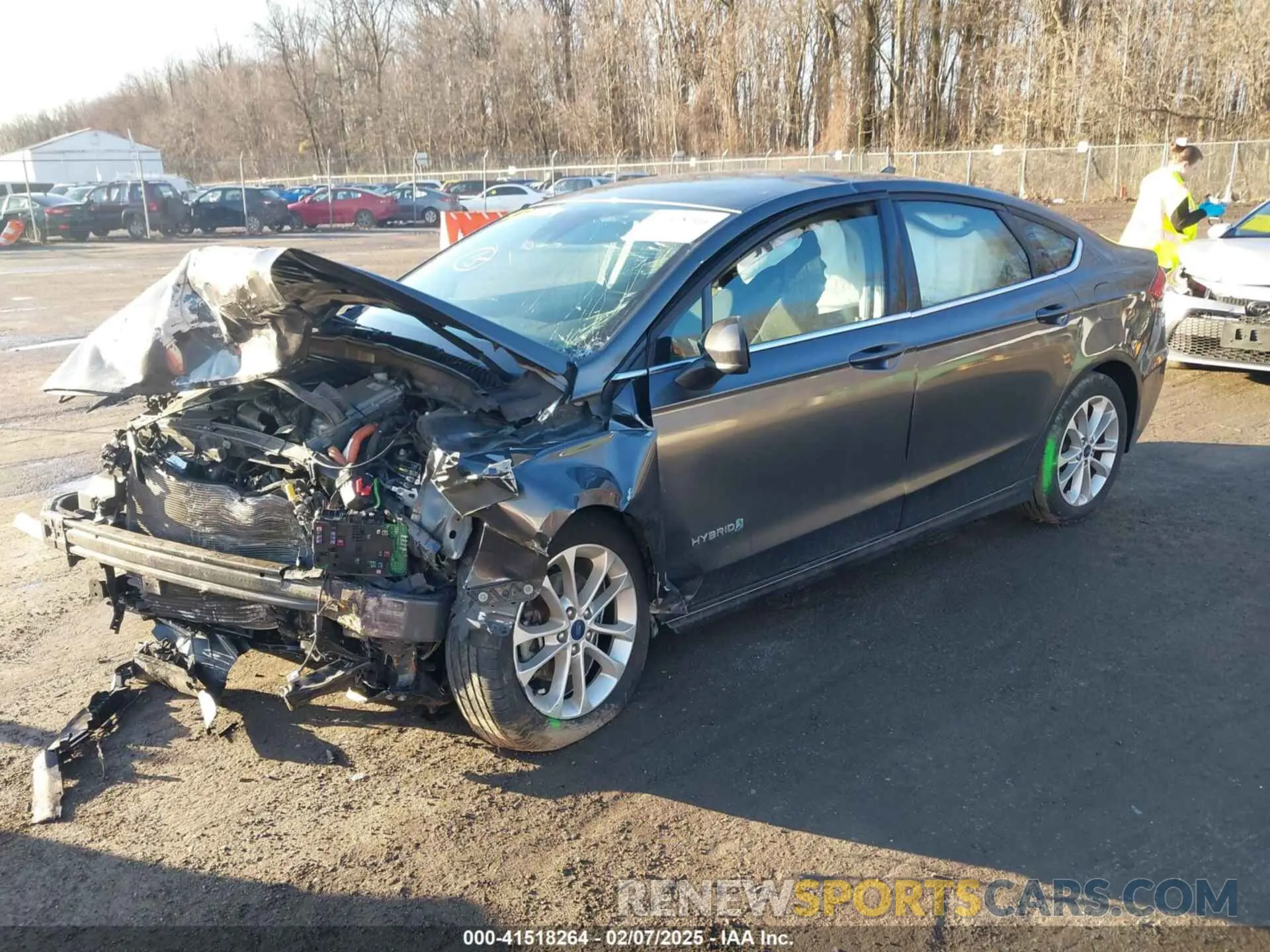 2 Фотография поврежденного автомобиля 3FA6P0LU0KR162935 FORD FUSION HYBRID 2019