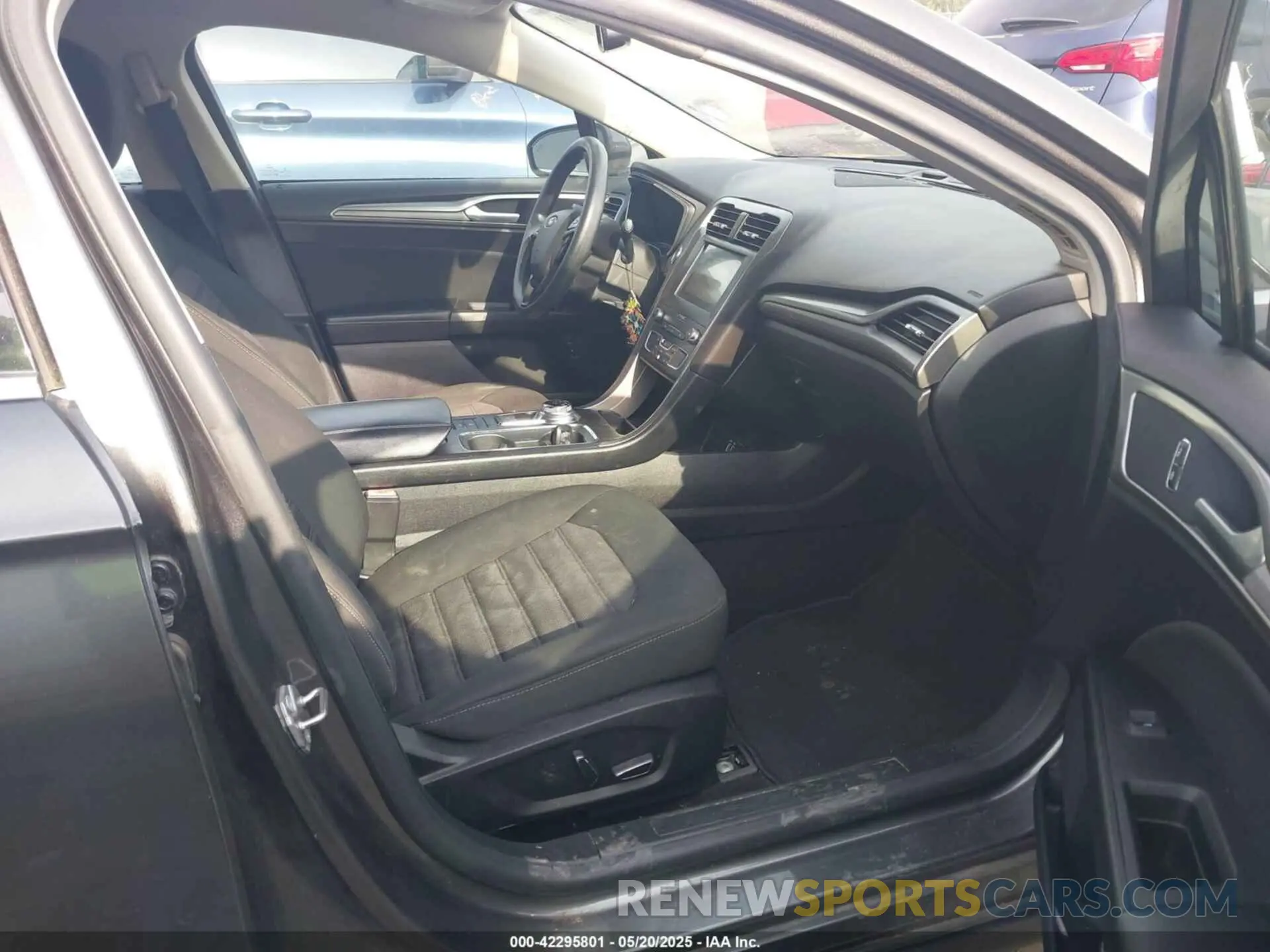 5 Photograph of a damaged car 3FA6P0LU0KR240422 FORD FUSION HYBRID 2019