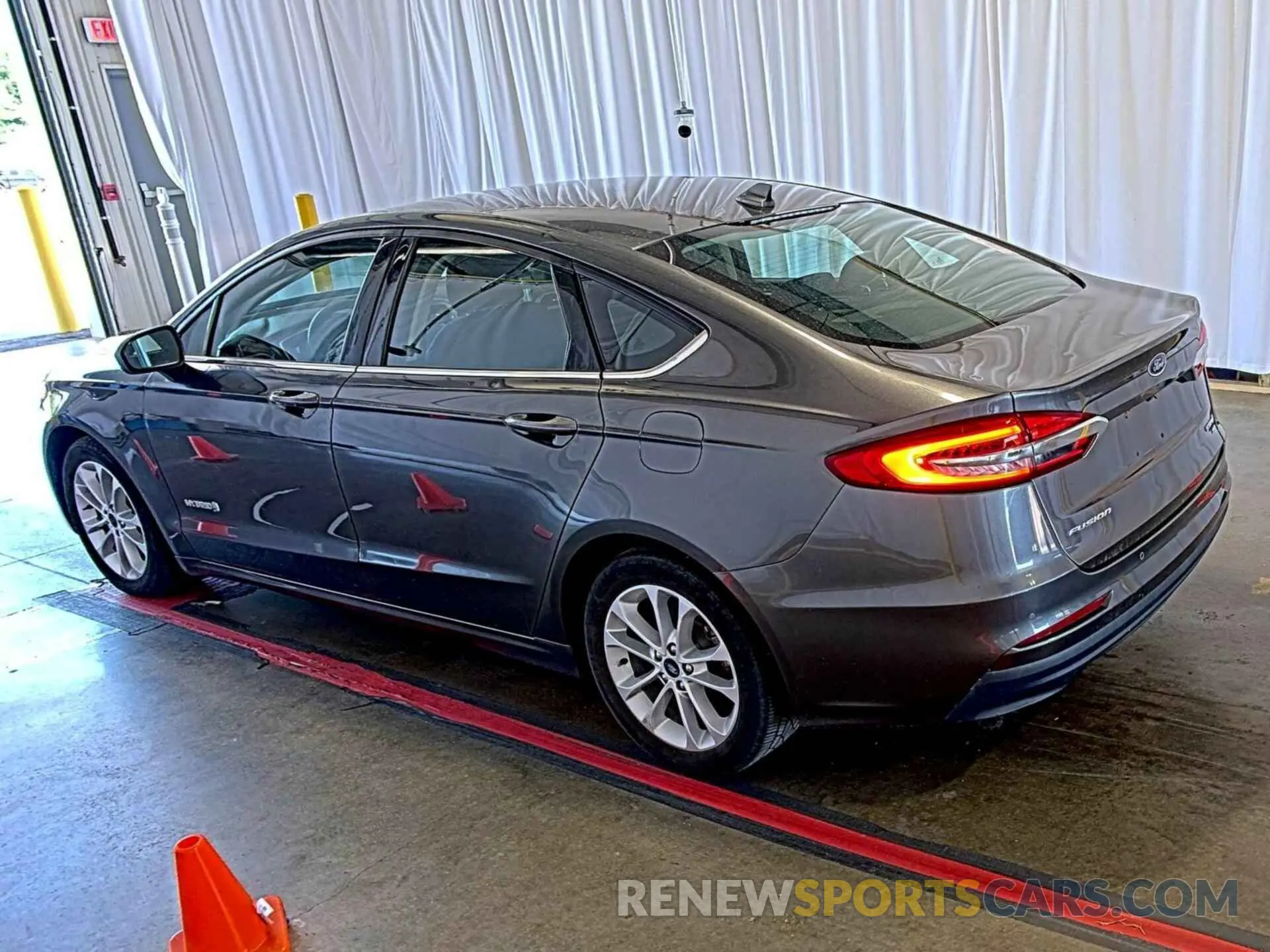 2 Фотография поврежденного автомобиля 3FA6P0LU0KR255633 FORD FUSION HYBRID 2019