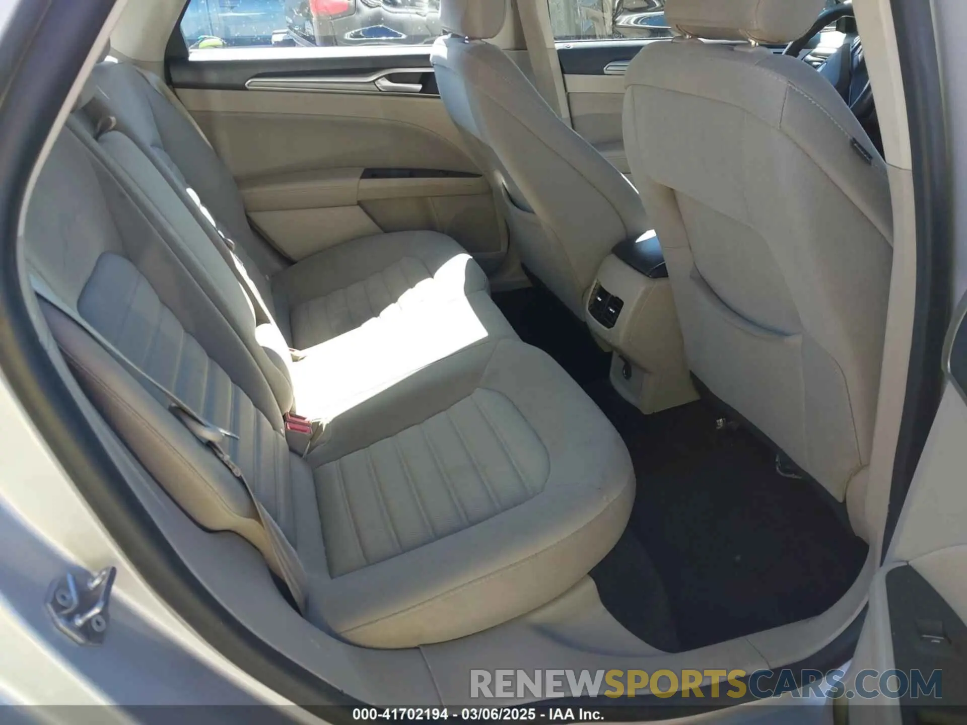 8 Фотография поврежденного автомобиля 3FA6P0LU1KR107586 FORD FUSION HYBRID 2019
