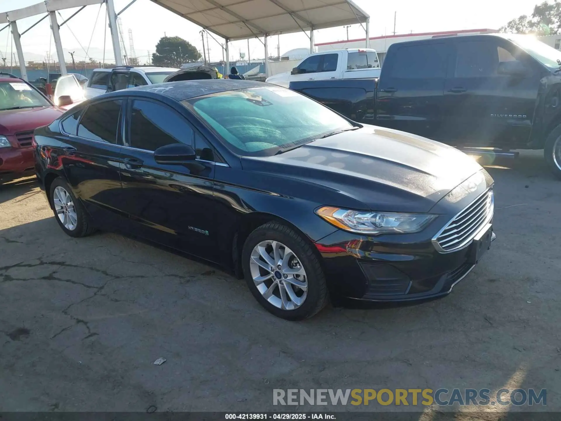 1 Фотография поврежденного автомобиля 3FA6P0LU1KR284400 FORD FUSION HYBRID 2019