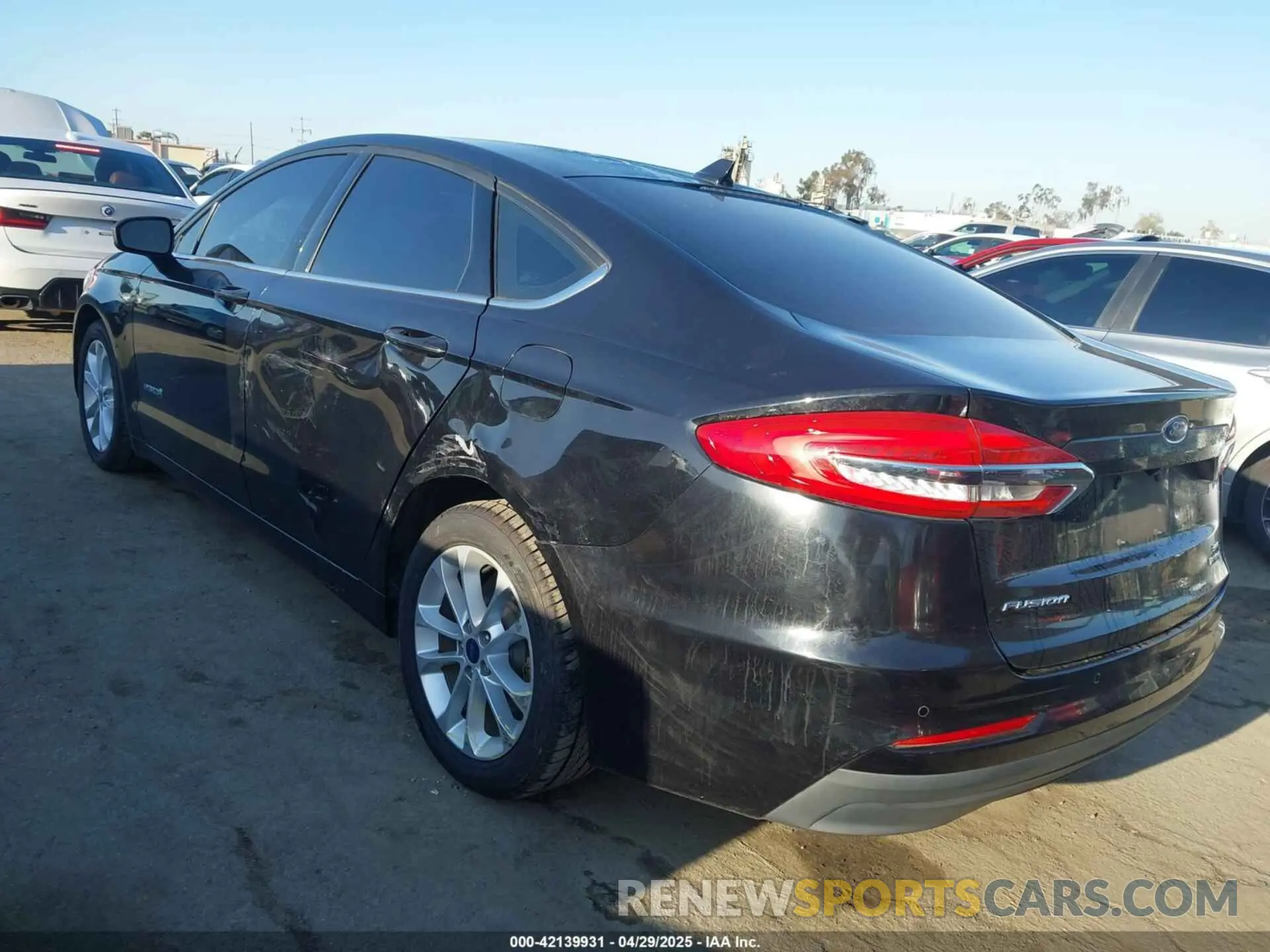3 Фотография поврежденного автомобиля 3FA6P0LU1KR284400 FORD FUSION HYBRID 2019