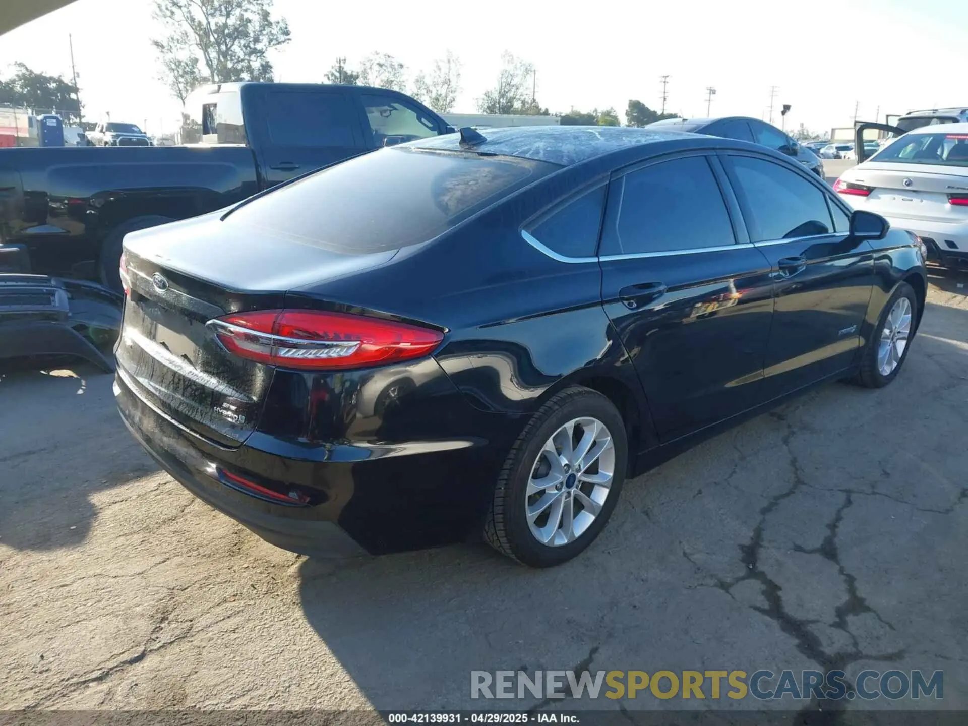 4 Фотография поврежденного автомобиля 3FA6P0LU1KR284400 FORD FUSION HYBRID 2019