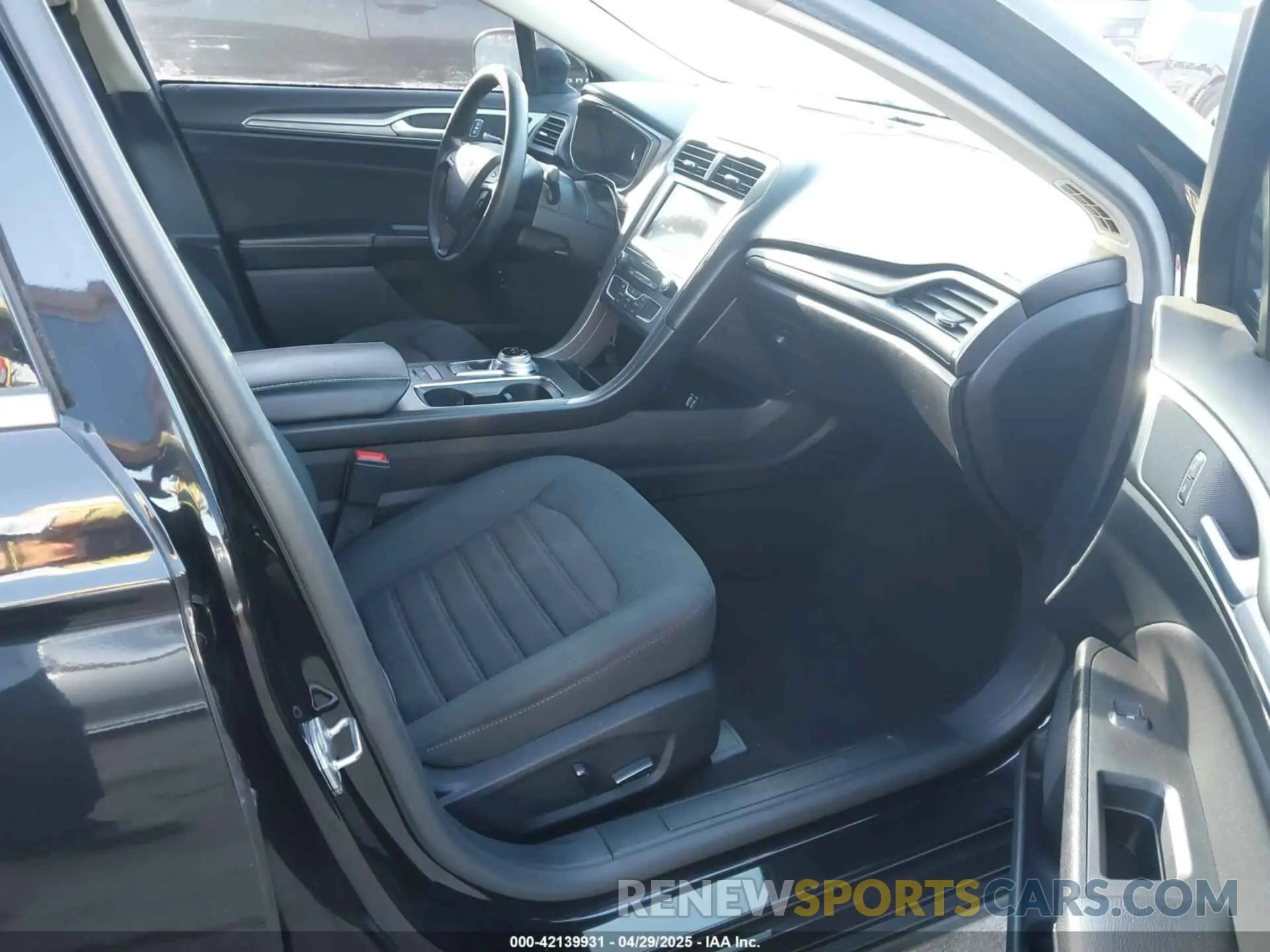 5 Фотография поврежденного автомобиля 3FA6P0LU1KR284400 FORD FUSION HYBRID 2019