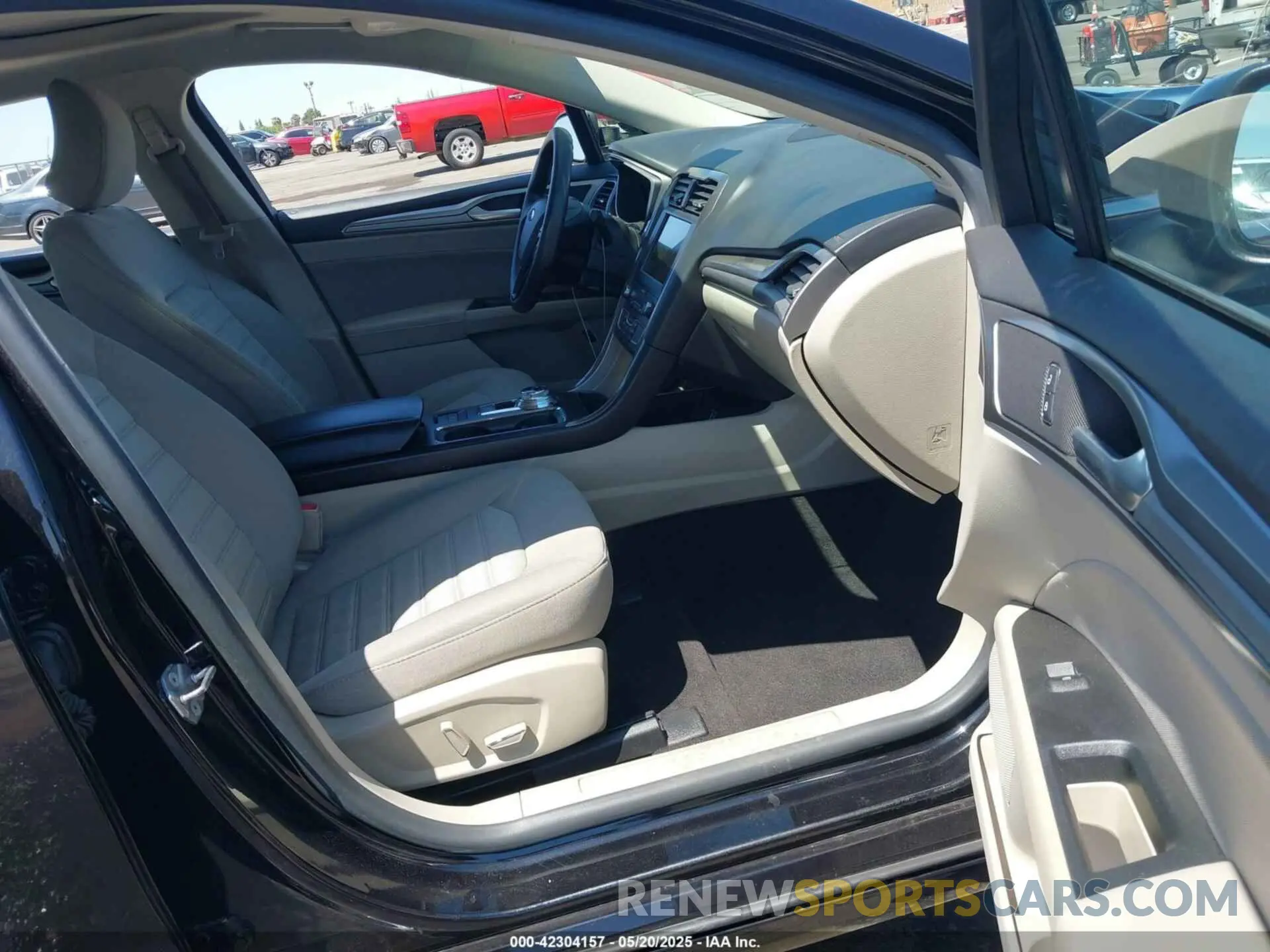 5 Photograph of a damaged car 3FA6P0LU2KR262227 FORD FUSION HYBRID 2019