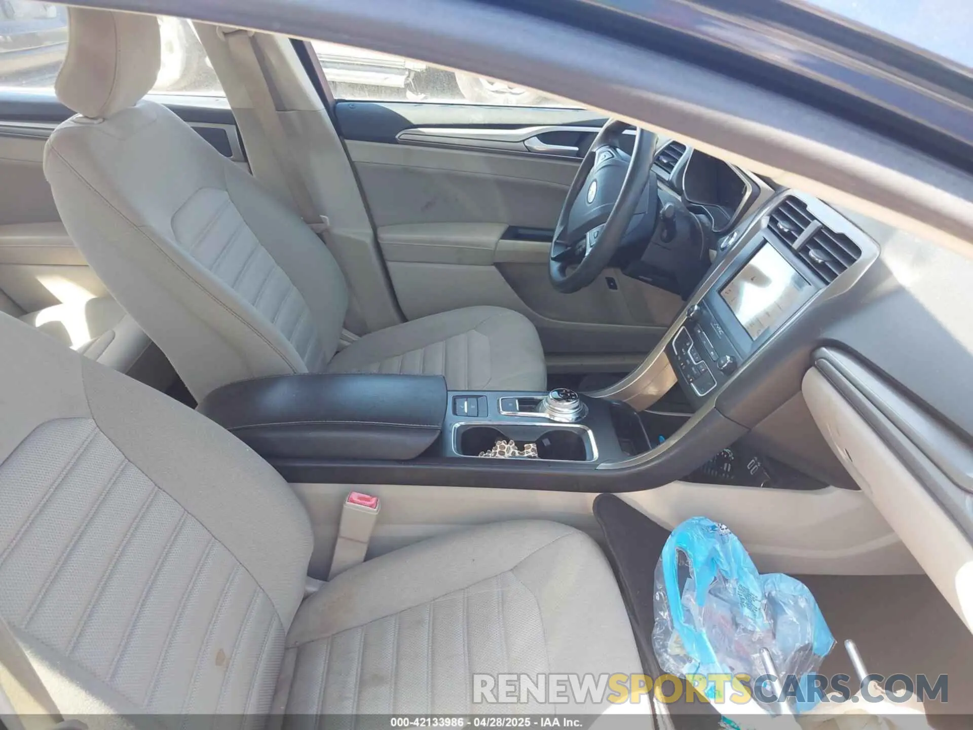 5 Фотография поврежденного автомобиля 3FA6P0LU3KR204076 FORD FUSION HYBRID 2019